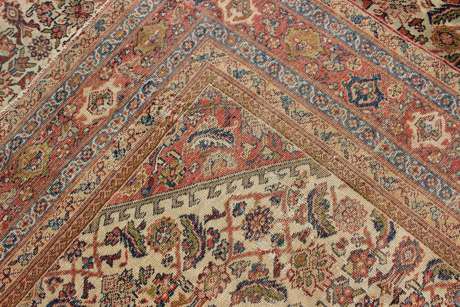 Alfombra persa antigua Ferahan con diseño Herati integral en marfil, coral y verde Lana en venta