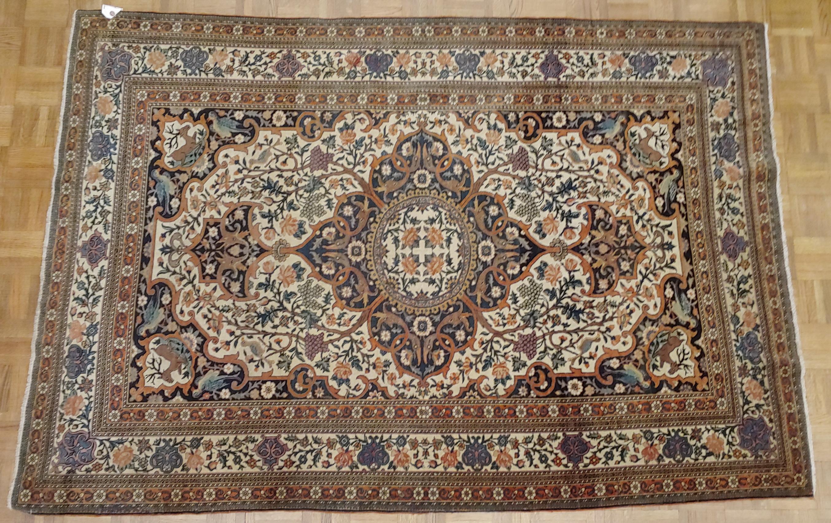 Antique Persian Fereghan Sarouk, Ivory Background and Birds Deer Wool, 1890 In Good Condition For Sale In Williamsburg, VA