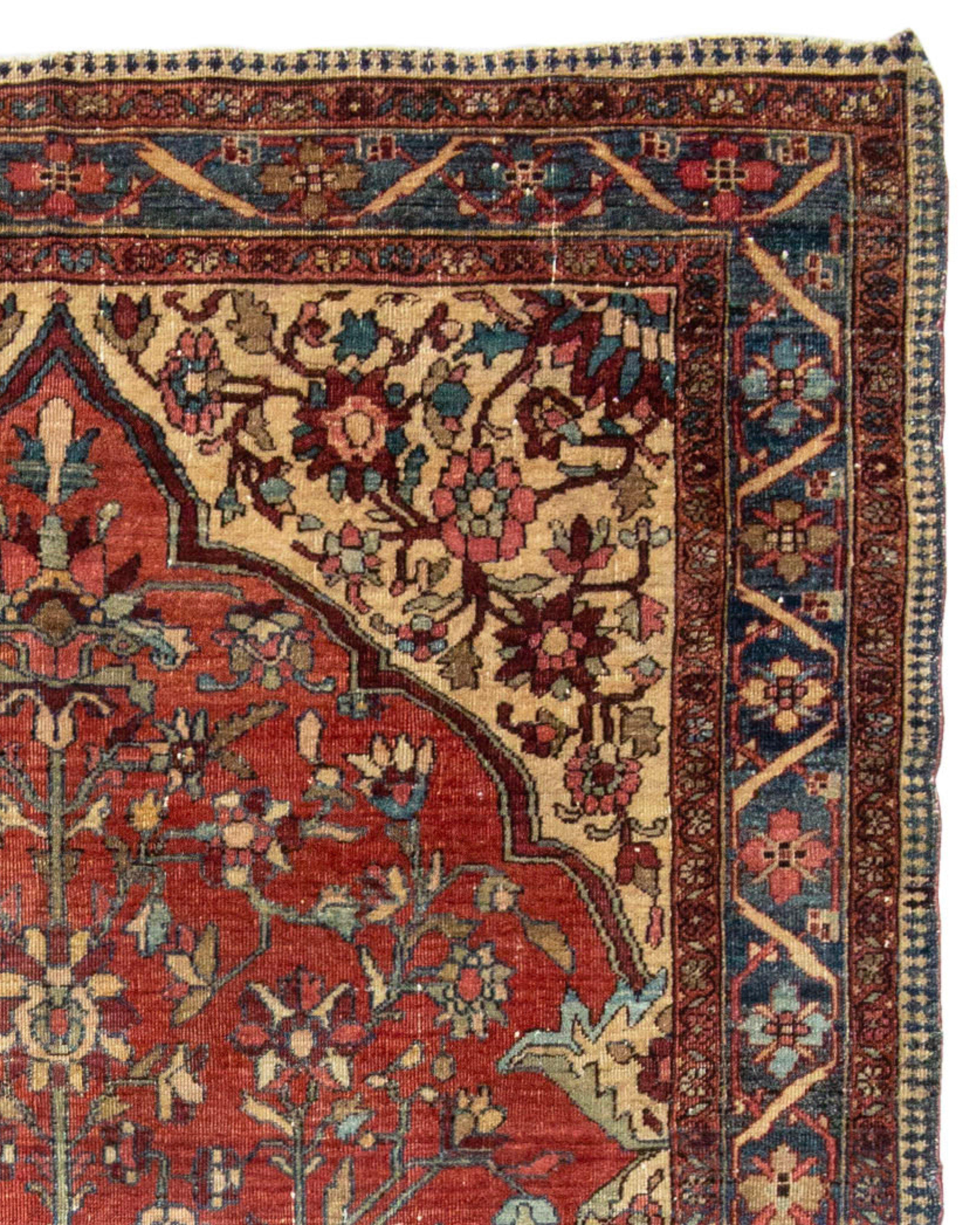 Ancien tapis persan Fereghan Sarouk, fin du 19e siècle

Informations supplémentaires :
Dimensions : 4'6