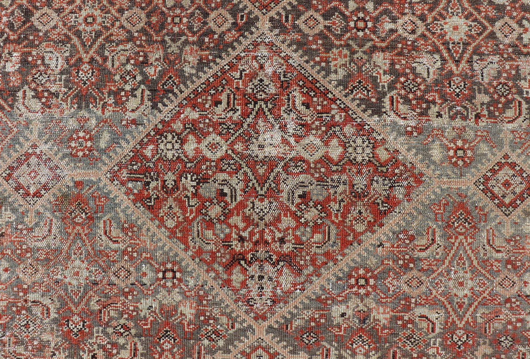 Antiker persischer feiner Farahan-Teppich mit Medaillon in Braun, Rot und Hellblau im Angebot 4