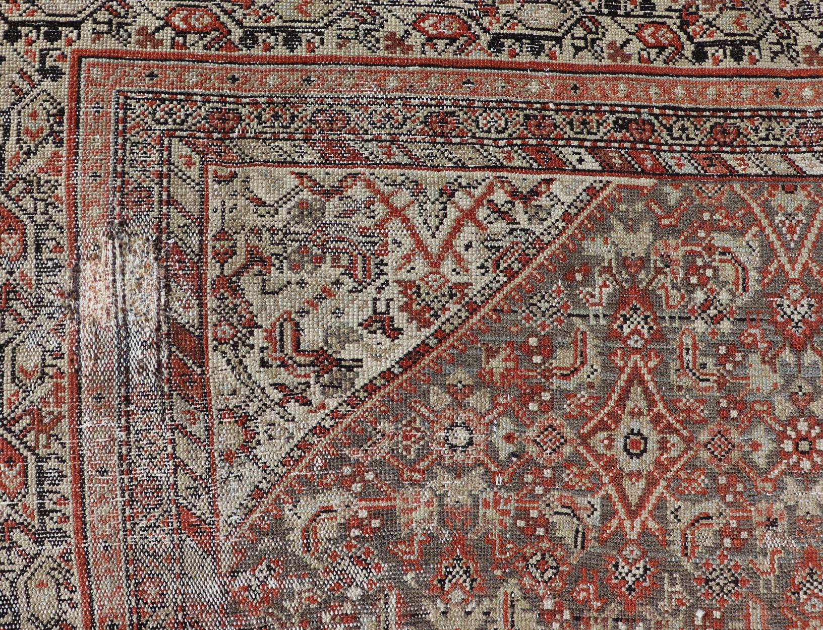 Antiker persischer feiner Farahan-Teppich mit Medaillon in Braun, Rot und Hellblau (Persisch) im Angebot