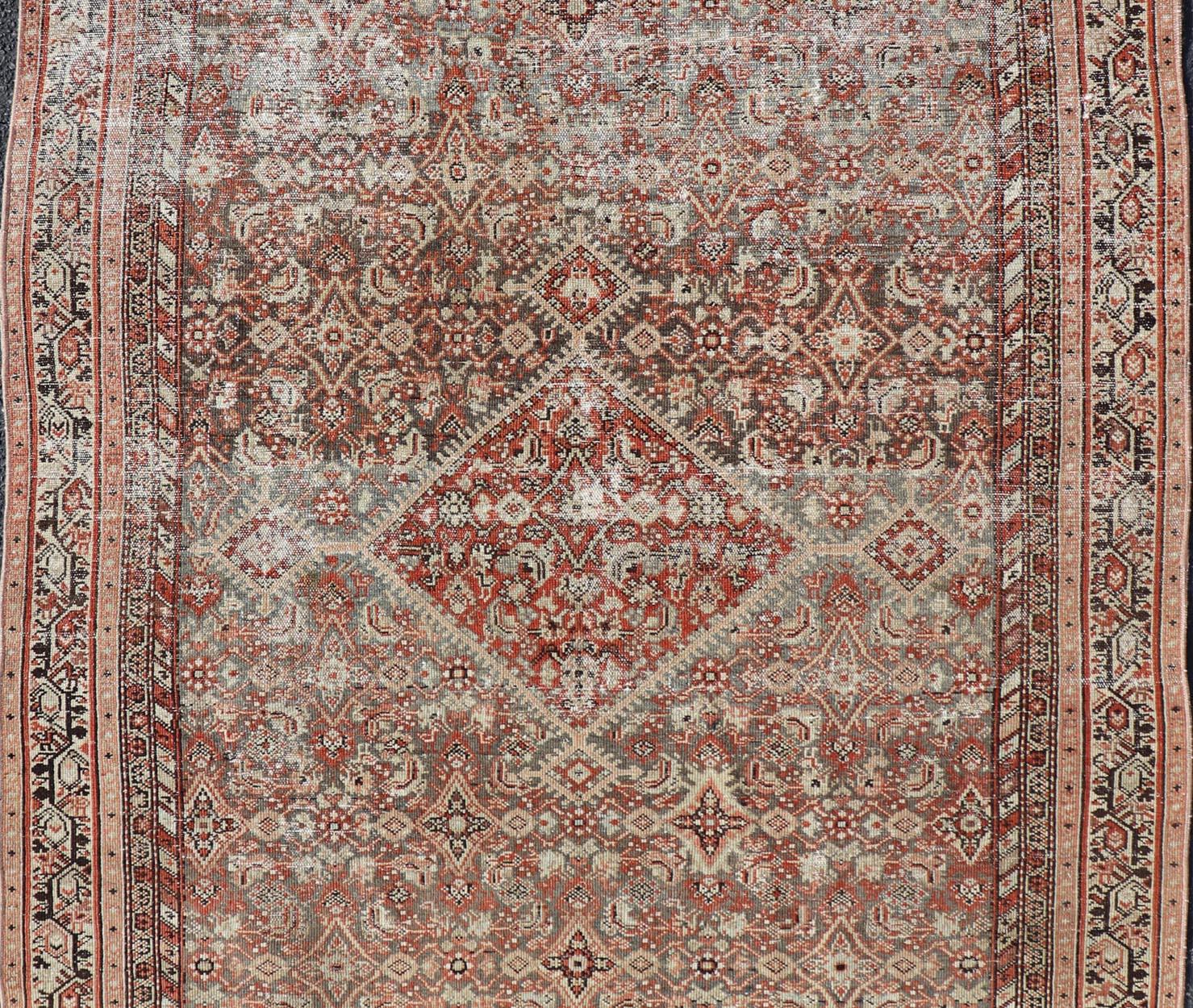 20ième siècle Tapis persan ancien Farahan avec médaillon en marron, rouge et bleu clair en vente