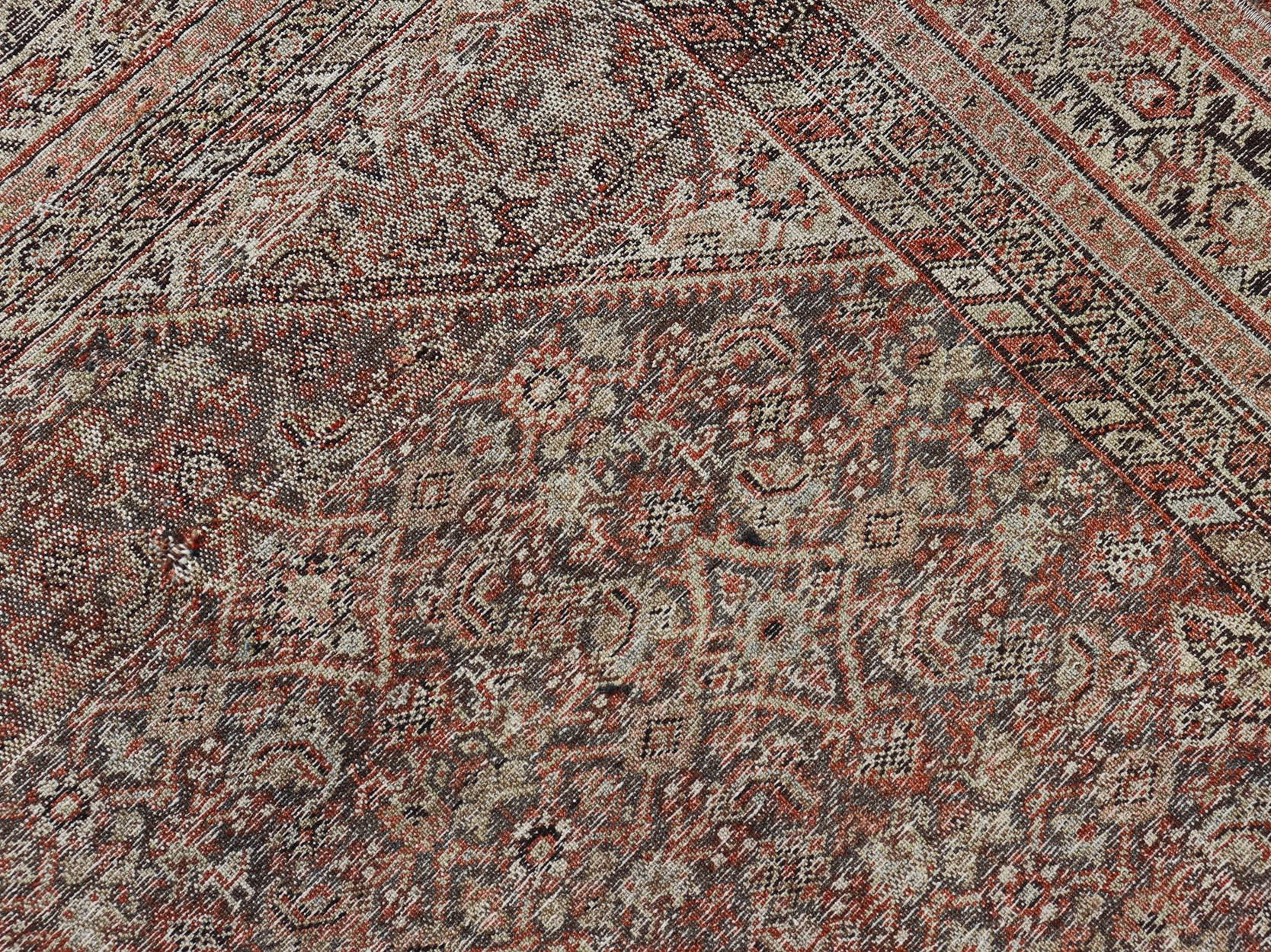 Antiker persischer feiner Farahan-Teppich mit Medaillon in Braun, Rot und Hellblau im Angebot 1