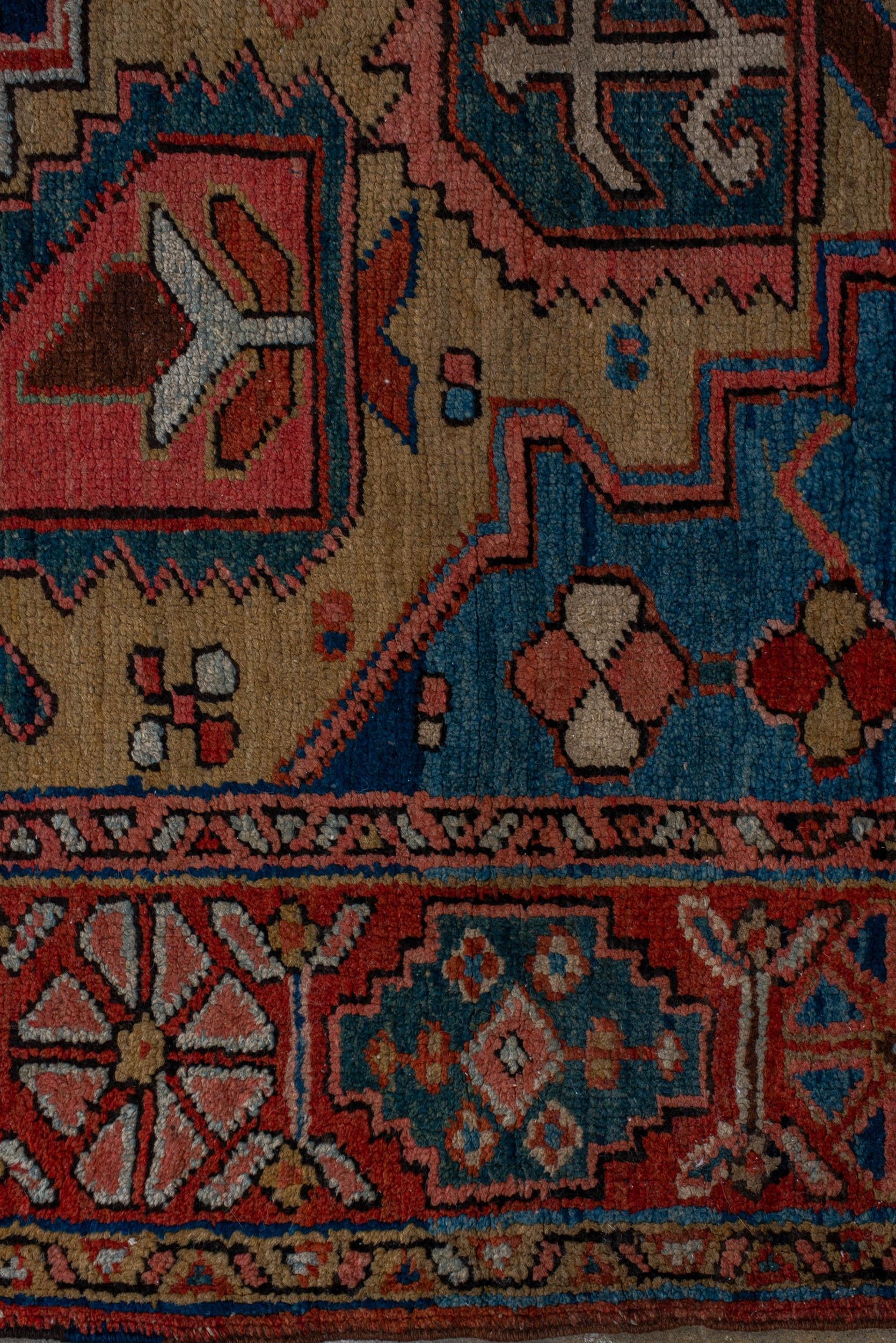 Le tapis ancien persan Fine Heriz tissé à la main en laine de luxe est une pièce d'art textile décoratif traditionnelle et de haute qualité. Les dimensions de 6 pieds 3 pouces par 8 pieds 3 pouces (6'-3