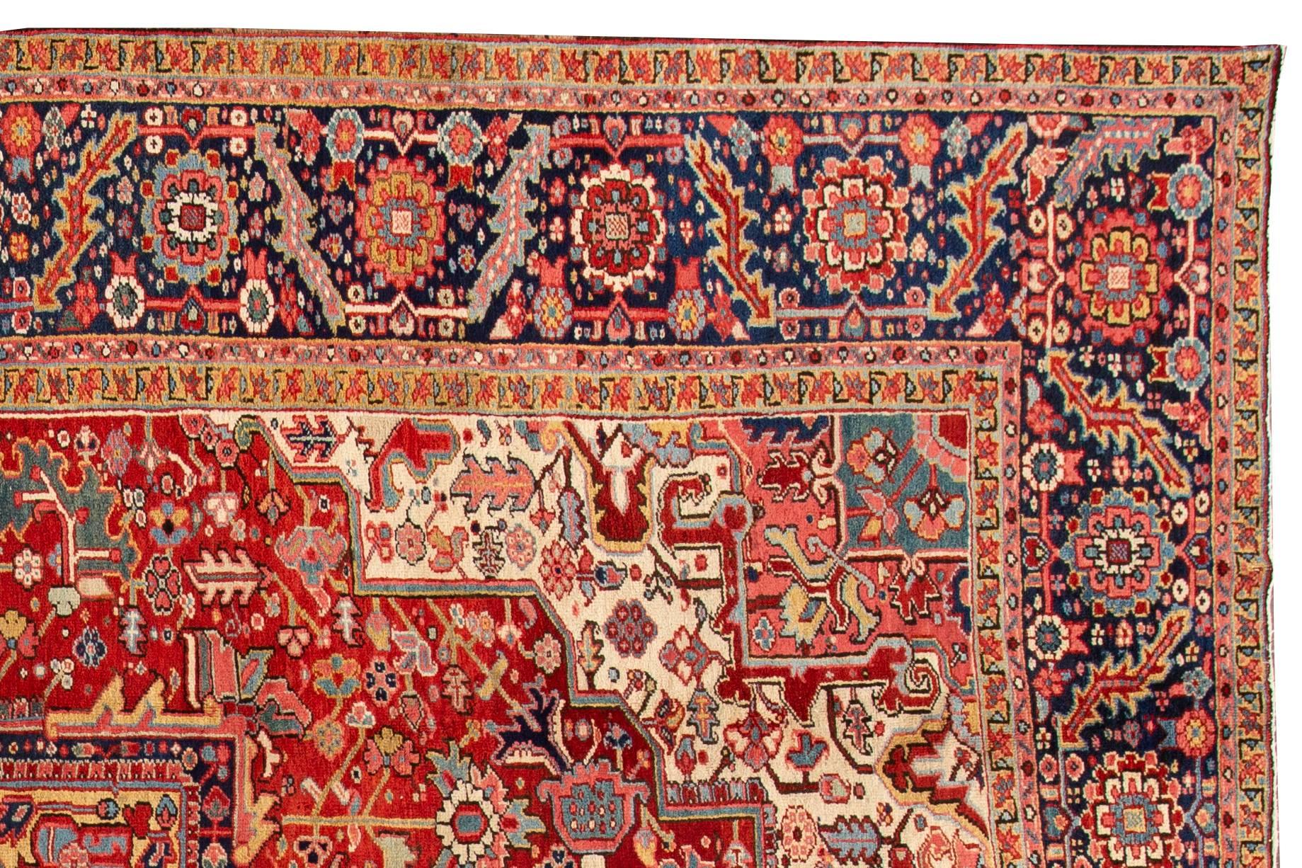 Noué à la main Tapis persan ancien en laine fine Heriz du début du XXe siècle en vente