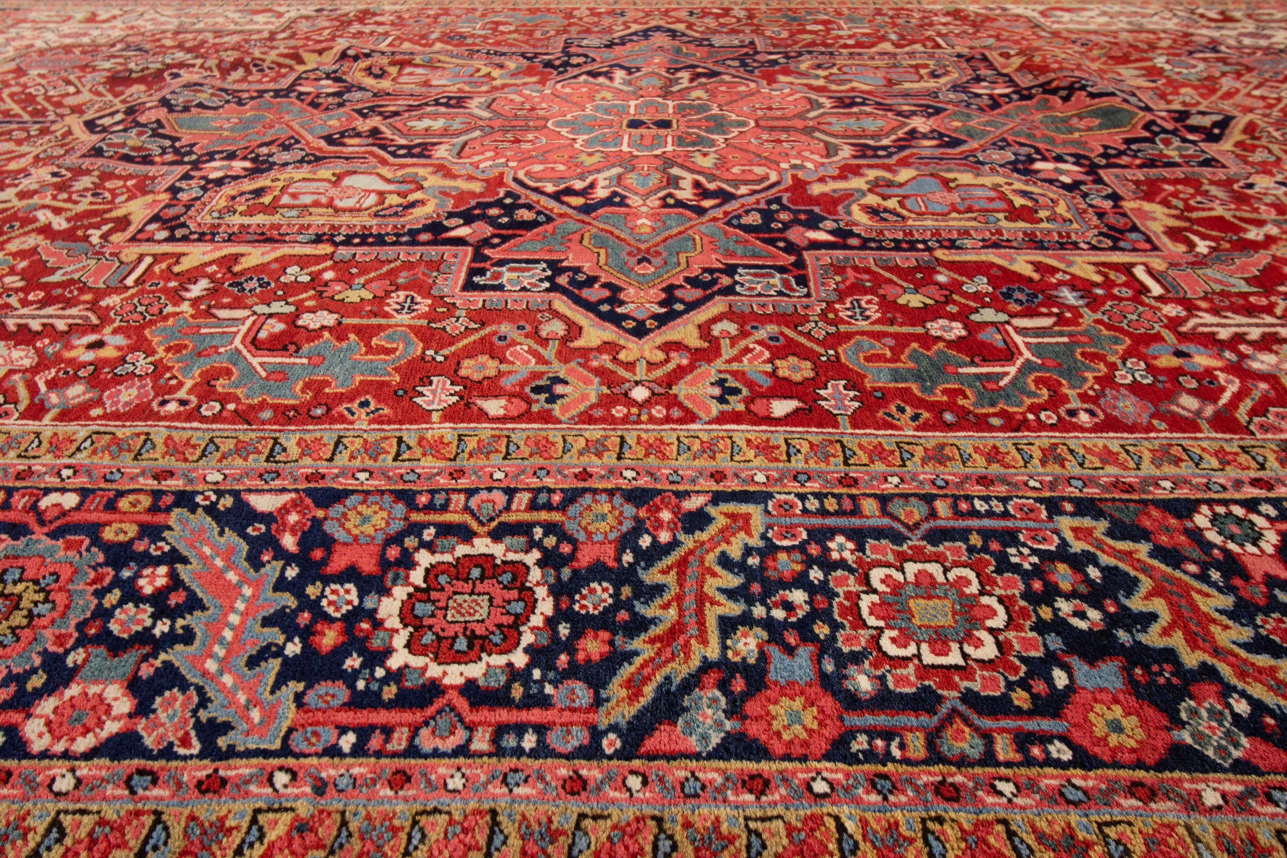 Early 20th Century Antique Persian Fine Heriz Wool Rug For Sale 1