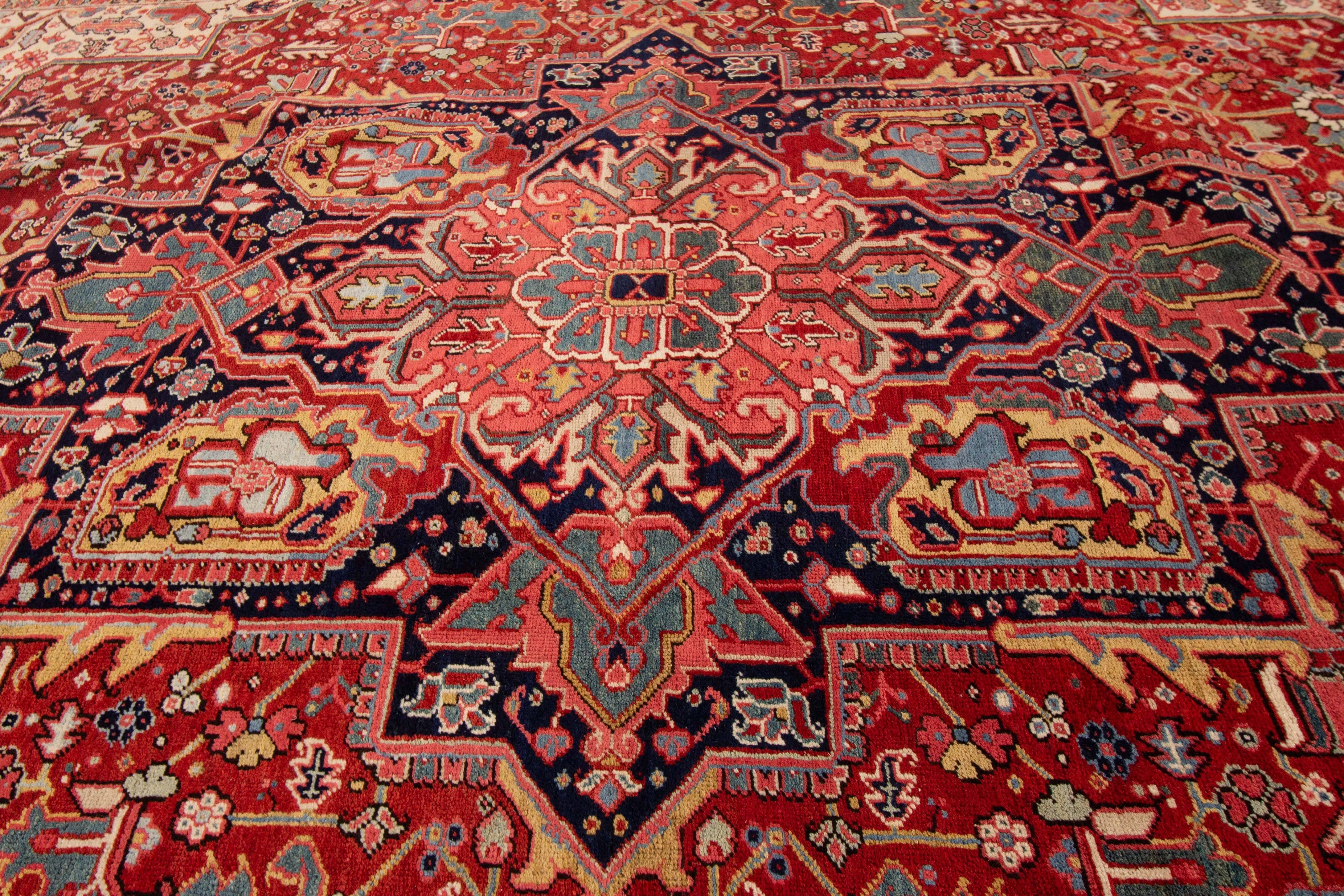 Early 20th Century Antique Persian Fine Heriz Wool Rug For Sale 3