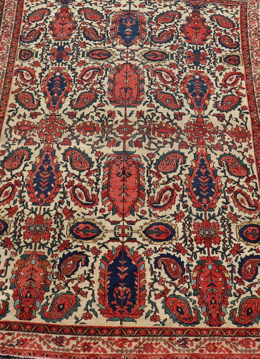 Antiker persischer feiner Sanneh Malayer-Teppich mit All-Over-Design in Elfenbein, Rot, Blau (Handgeknüpft) im Angebot