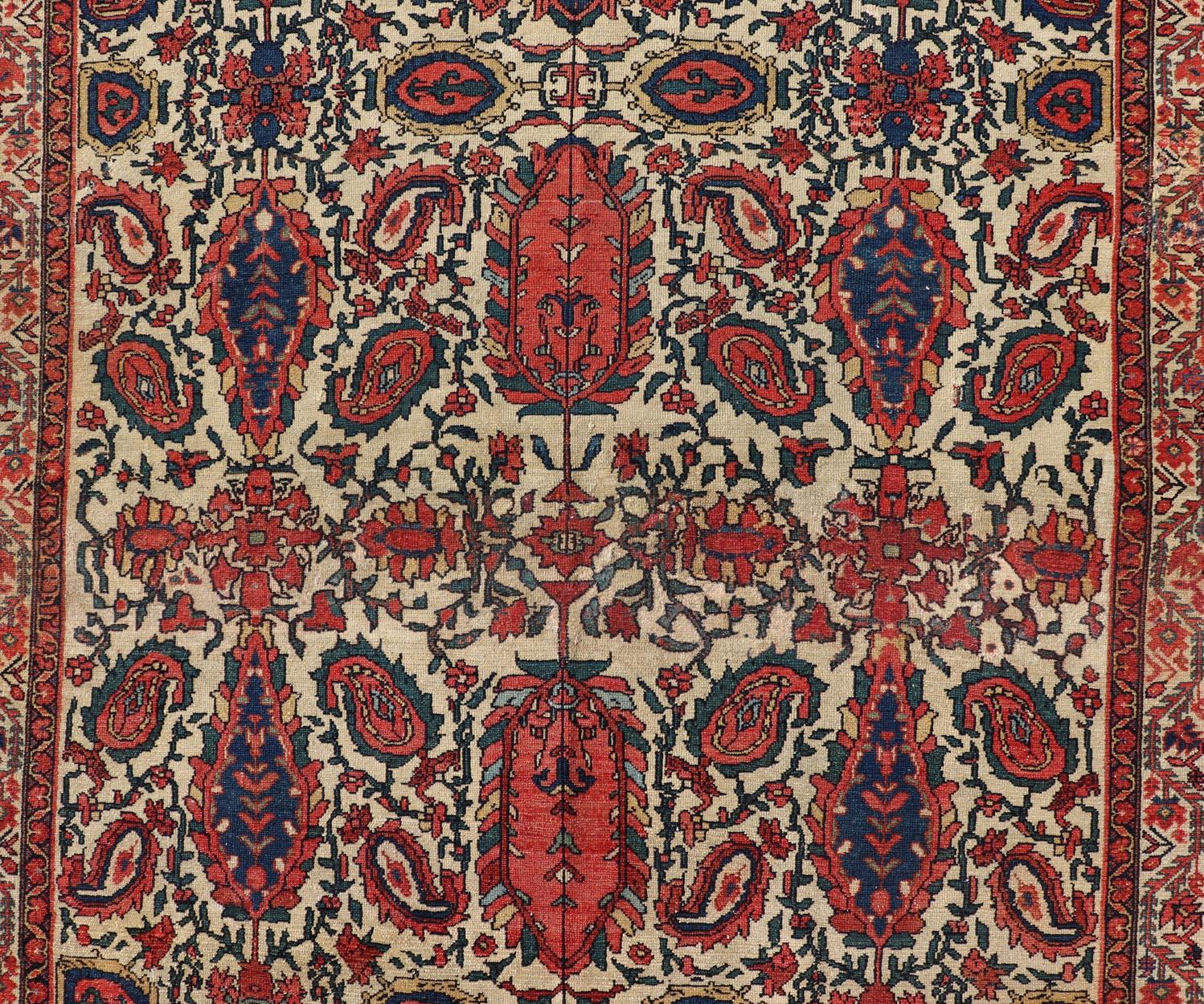 Antiker persischer feiner Sanneh Malayer-Teppich mit All-Over-Design in Elfenbein, Rot, Blau (Frühes 20. Jahrhundert) im Angebot