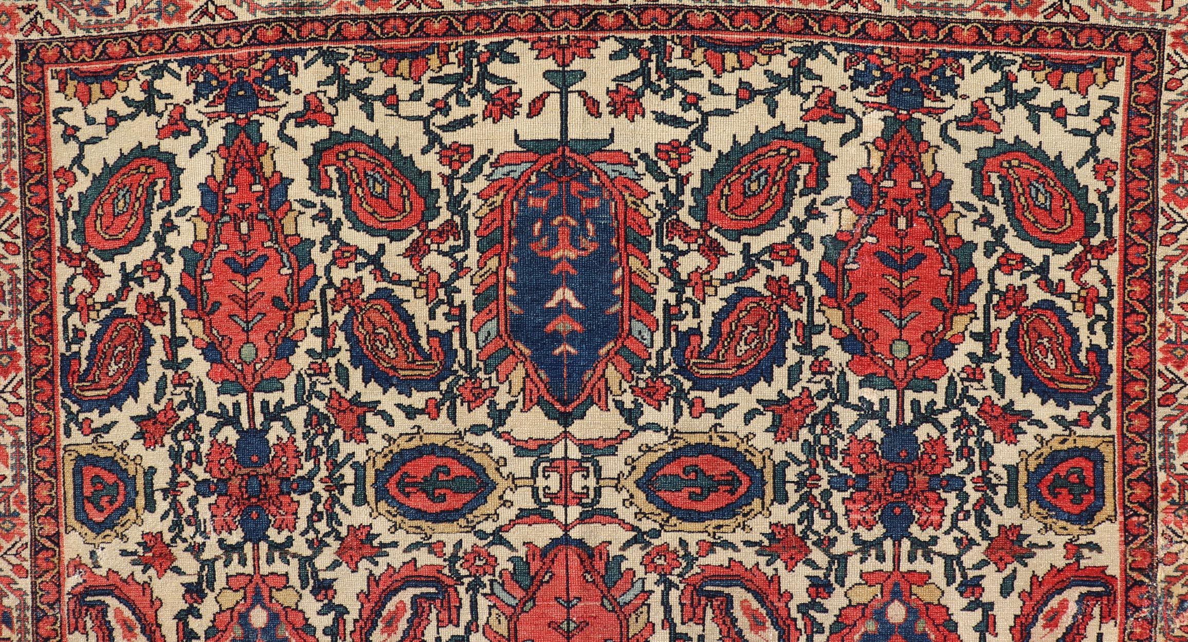 Antiker persischer feiner Sanneh Malayer-Teppich mit All-Over-Design in Elfenbein, Rot, Blau (Wolle) im Angebot