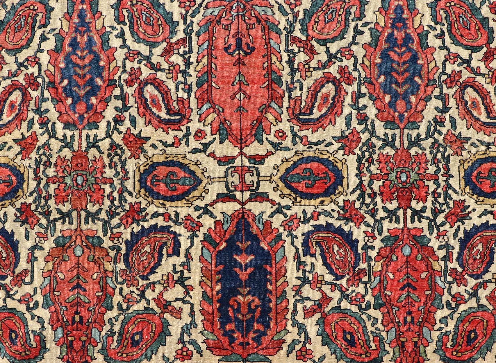 Antiker persischer feiner Sanneh Malayer-Teppich mit All-Over-Design in Elfenbein, Rot, Blau im Angebot 1