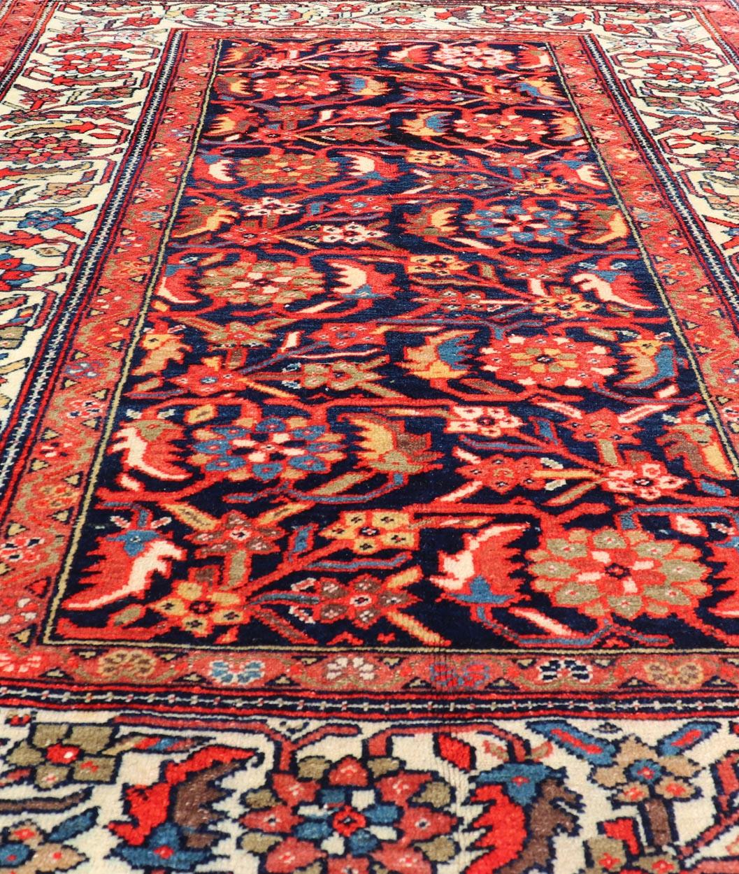 Maße: 4'0 x 6'0 
Antiker persischer feiner Malayer-Teppich mit floralem All-Over-Design. Keivan Woven Arts/ Teppich/A24-0104, Herkunftsland / Art: Iran / Malayer, um 1910.

Dieser antike persische Malayer-Teppich zeigt ein florales Allover-Muster,