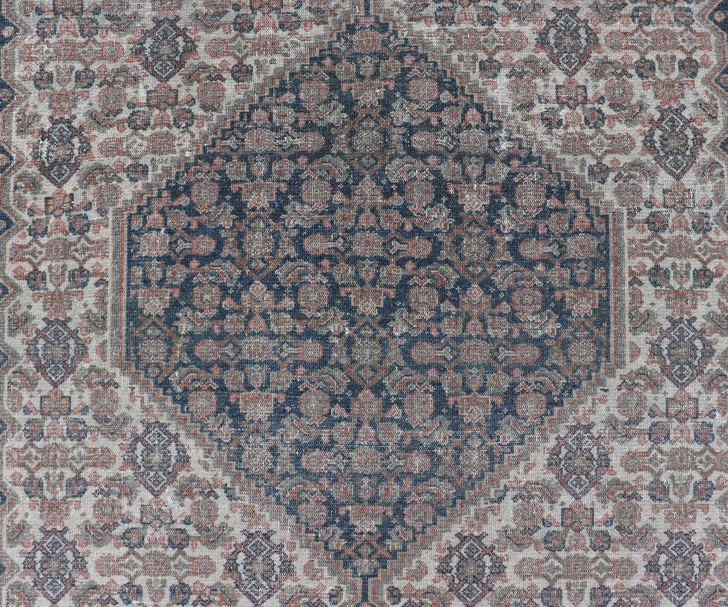 Antiker persischer feiner Senneh-Teppich mit Medaillon und geometrischem Stammesmuster im Angebot 2