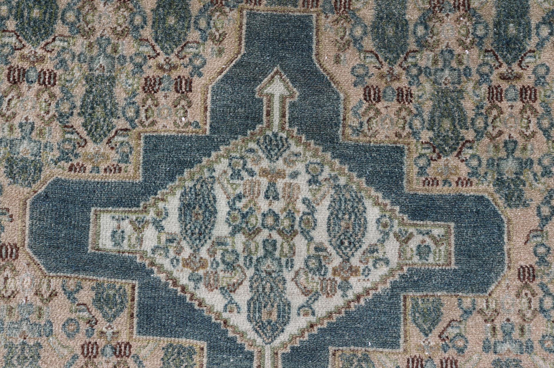 Mesures : 3'10 x 5'1 
Keivan Woven Arts Antique Persan Fine Senneh Rug with Medallion's. Keivan Woven Arts / tapis EMB-51, pays d'origine / type : Iran / Senneh, vers 1920.

Cet exquis tapis ancien persan Design/One présente un motif tissé de main