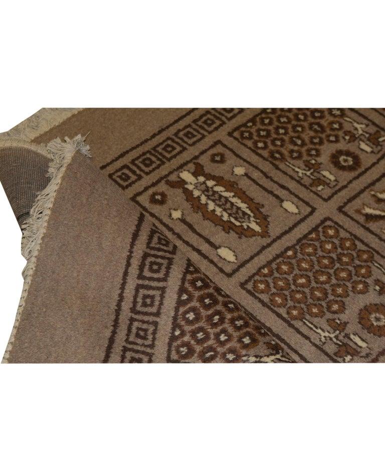 Antiker persischer feiner, traditioneller, handgewebter, luxuriöser brauner Teppich aus Wolle (Persisch) im Angebot