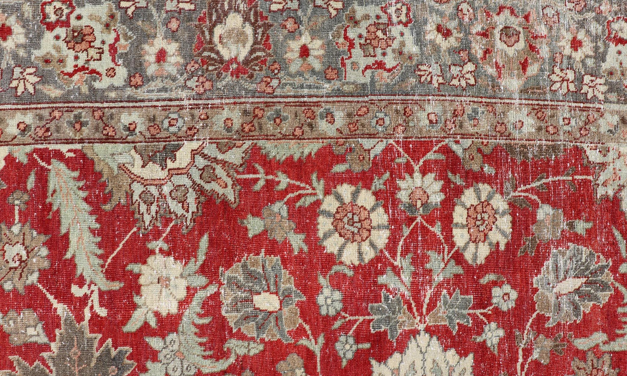 Antiker persischer fein gewebter Täbriz mit rotem Hintergrund und Erdtönen. Keivan Woven Arts / teppich / EMB-22180-15106. Klassischer Perserteppich, traditioneller Perserteppich, traditioneller Täbris. Anfang des 20. Jahrhunderts. 
Maße: 8'5 x 11'8