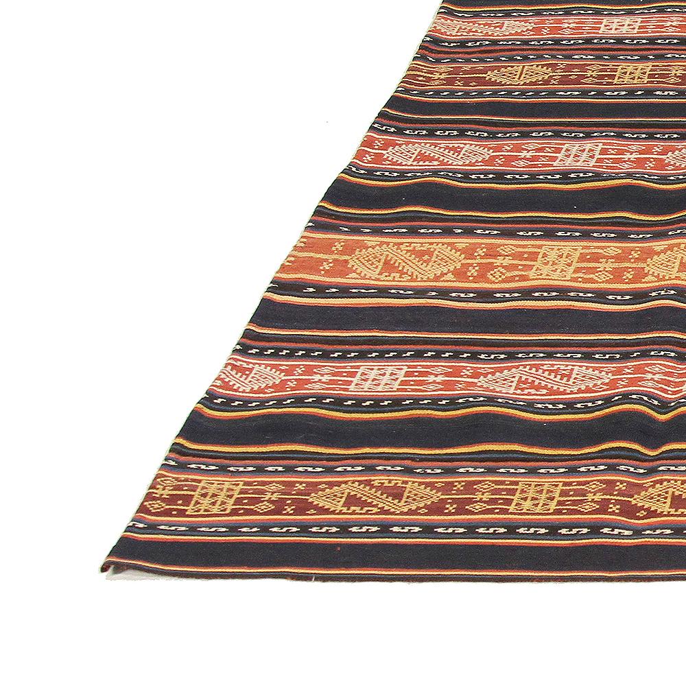 Kilim Tapis persan ancien à tissage plat Jajim avec détails géométriques et rayures colorées en vente