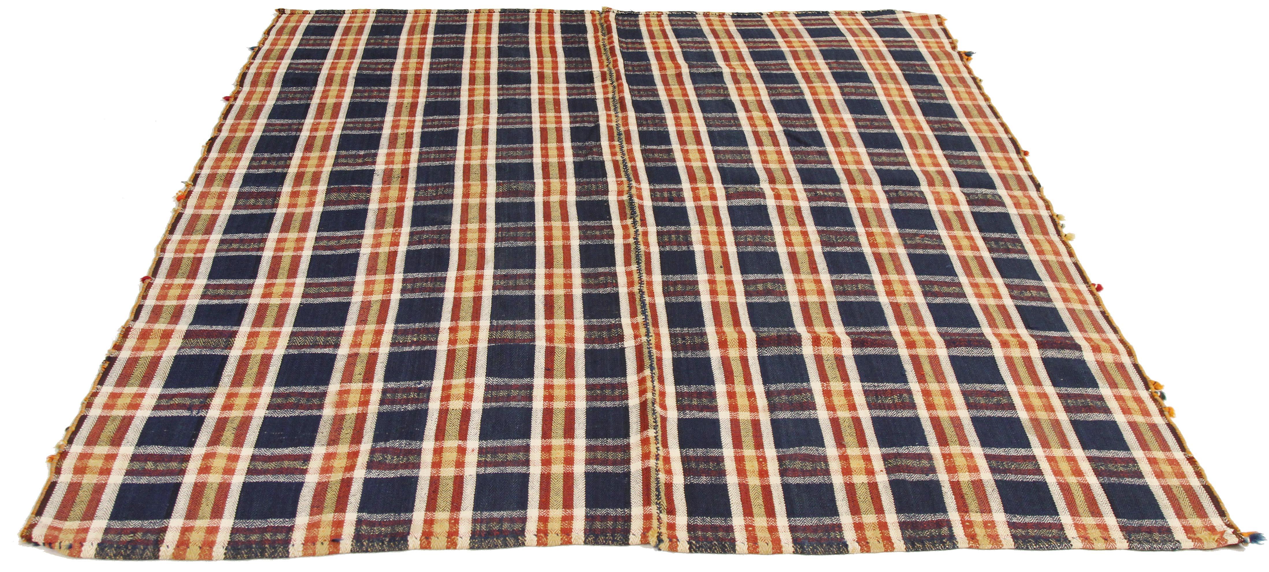 Alfombra persa antigua tejida a mano con la mejor lana de oveja y coloreada con tintes vegetales totalmente naturales que son seguros para las personas y los animales domésticos. Es un diseño tradicional Jajim de tejido plano con motivos a cuadros