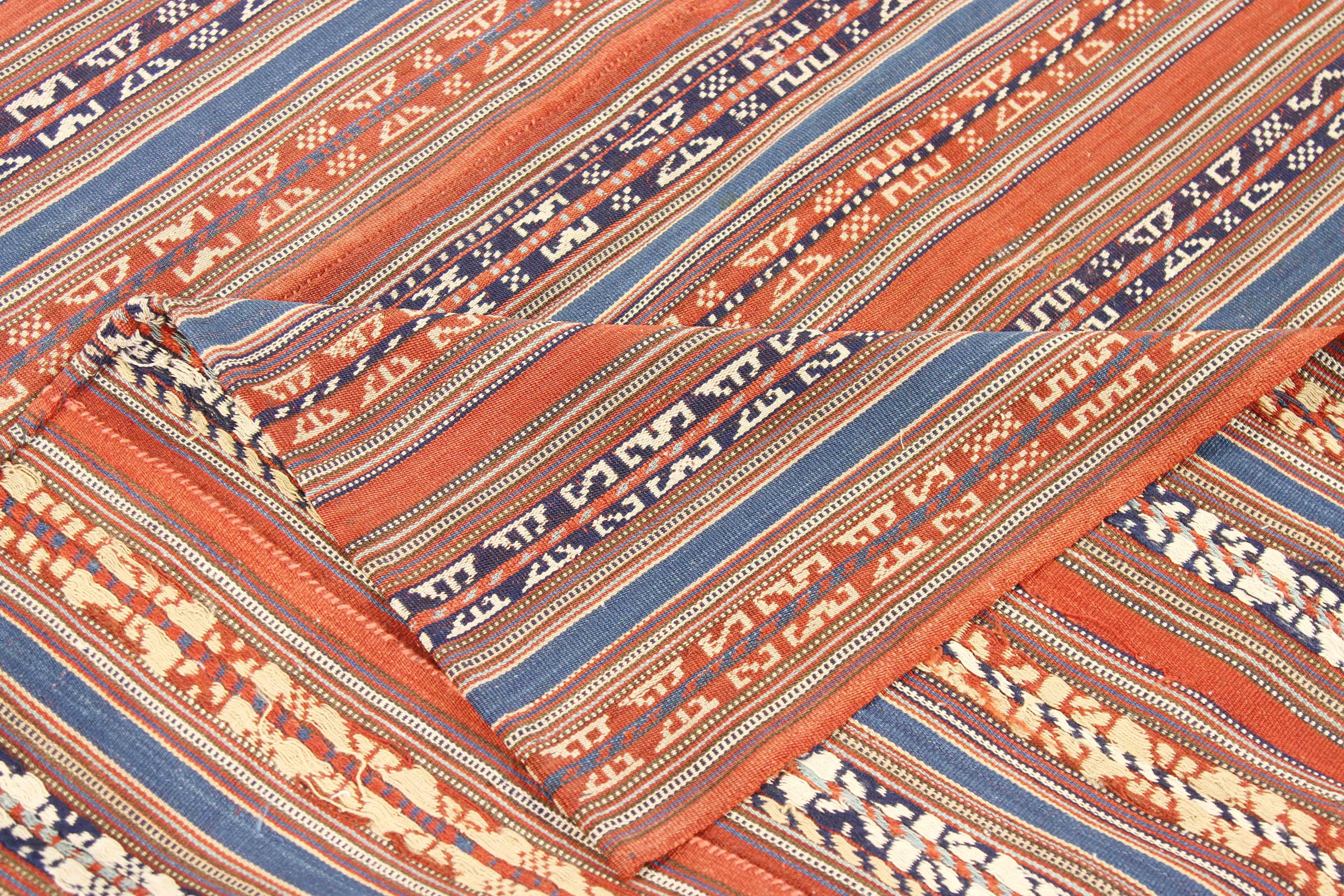 Kilim Tapis persan ancien Jajim à tissage plat avec détails tribaux et rayures colorées en vente