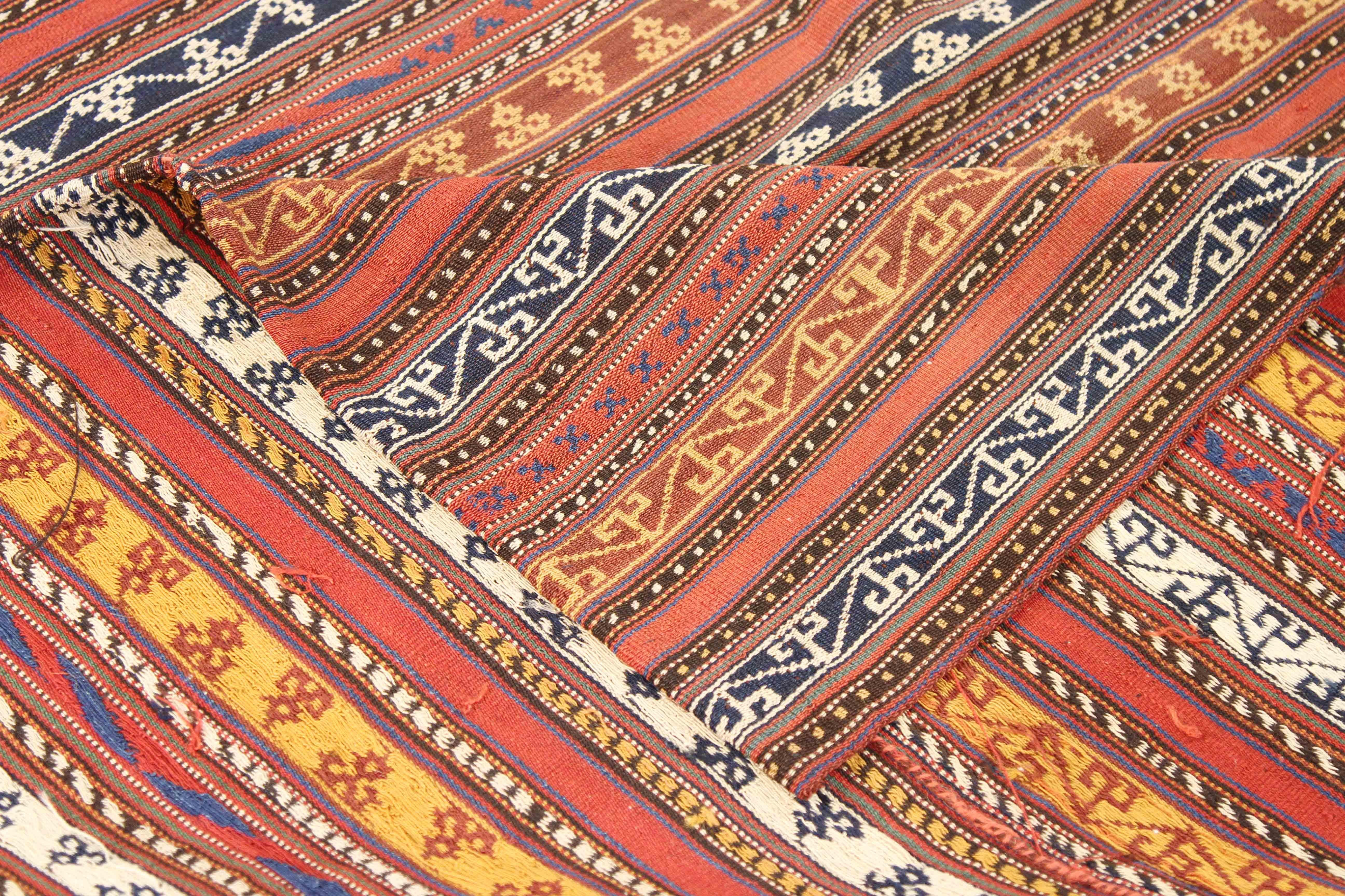 Kilim Tapis persan ancien de type Jajim à tissage plat avec détails tribaux et rayures colorées en vente