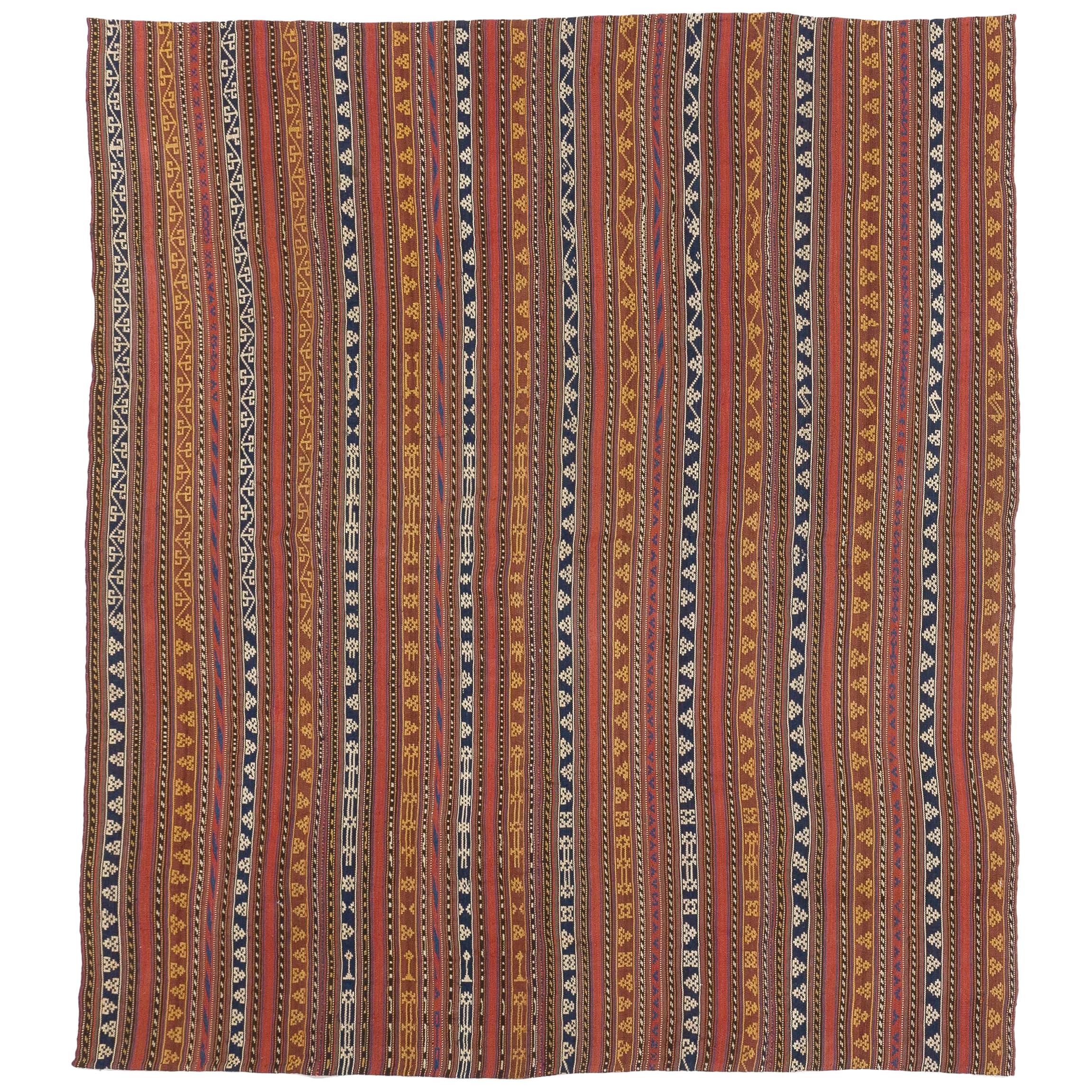 Tapis persan ancien de type Jajim à tissage plat avec détails tribaux et rayures colorées en vente