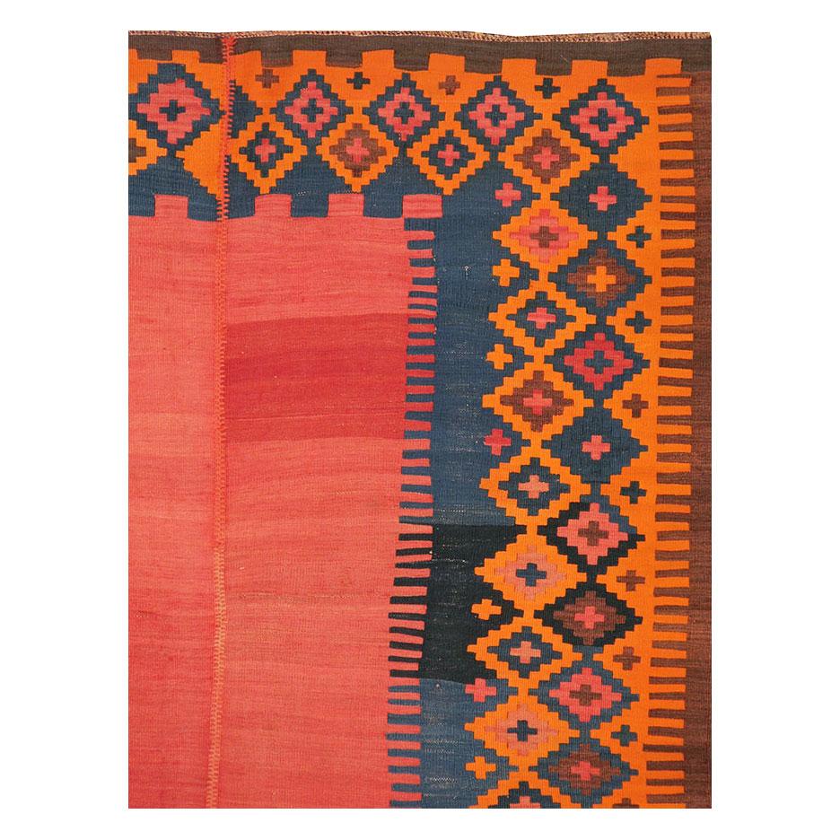 Un tapis tribal Kilim persan antique tissé à plat du début du 20e siècle.