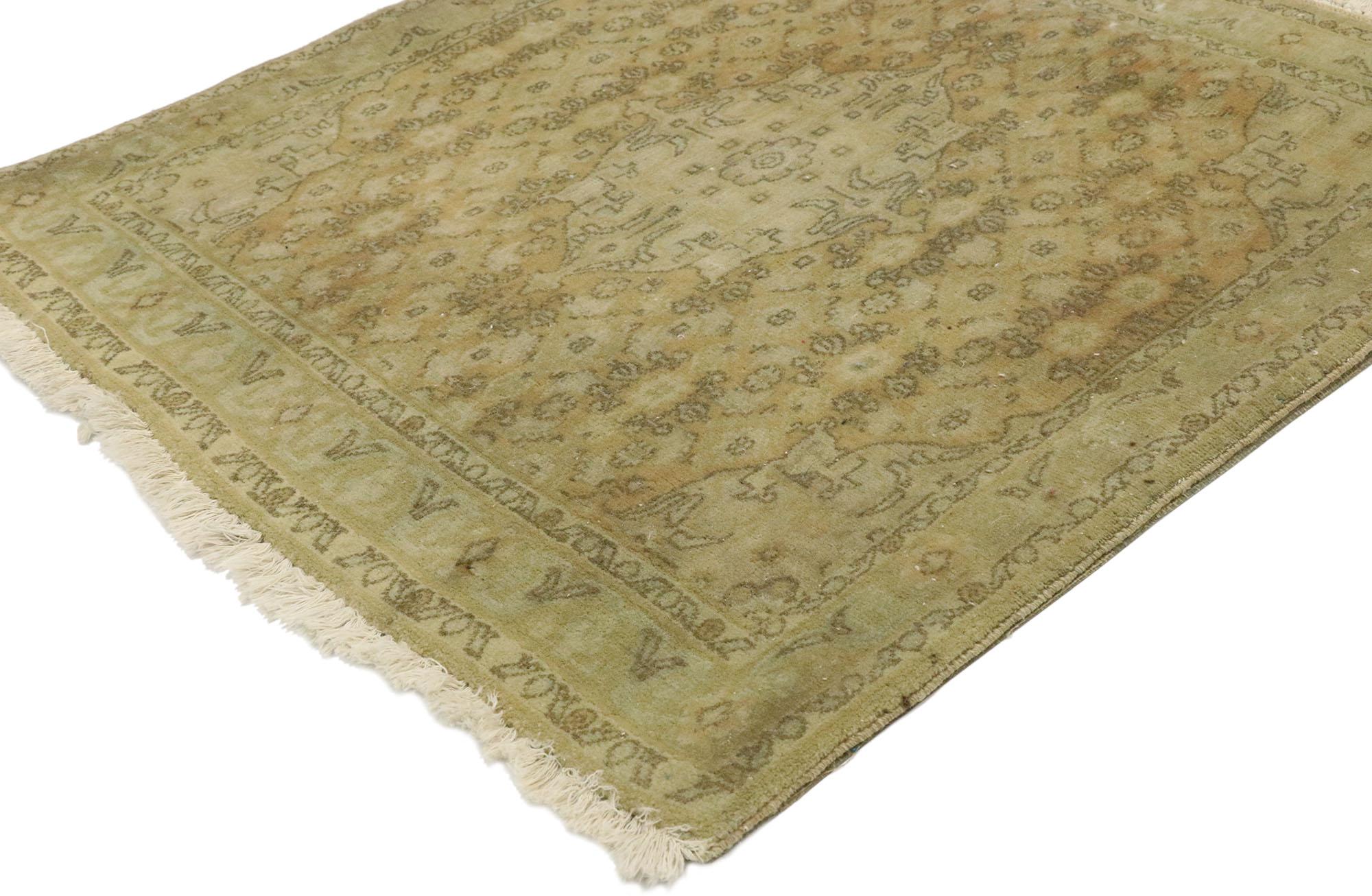 74499 Square Antique Persian Bijar Rug, 02'06 x 02'08. Les tapis persans Bijar lavés à l'ancienne sont des tapis artisanaux exquis qui subissent un processus de lavage spécialisé pour adoucir les couleurs. Si le velours de ces tapis reste