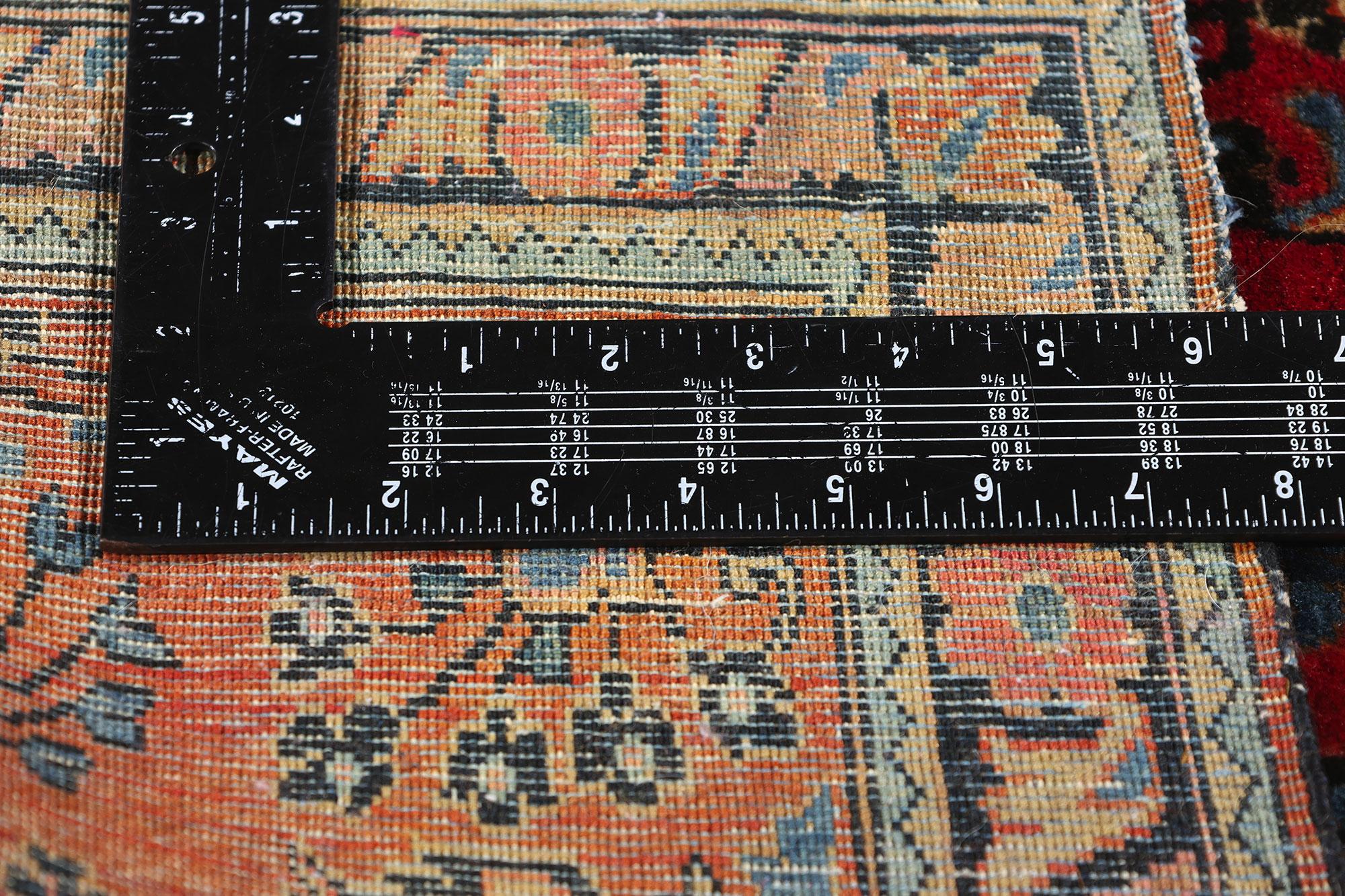 Tapis sarouk persan ancien à fleurs de style néoclassique traditionnel Bon état - En vente à Dallas, TX