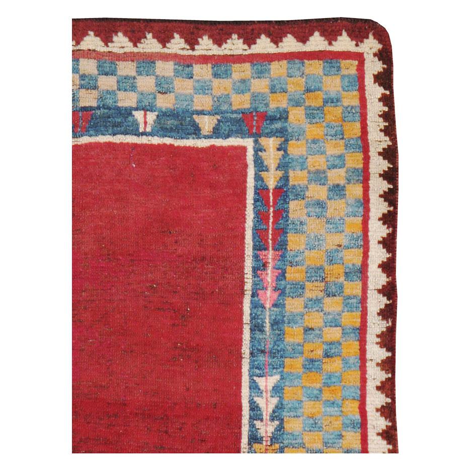 An antique Persian Gabbeh carpet from the first quarter of the 20th century.

Measures: 4' 4