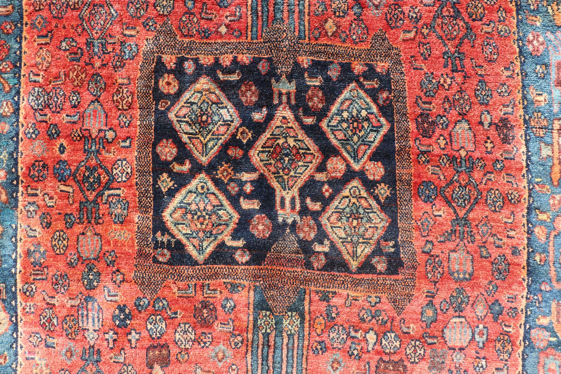 Tapis persan ancien de galerie Bidjar avec médaillons tribaux et motifs géométriques en vente 5
