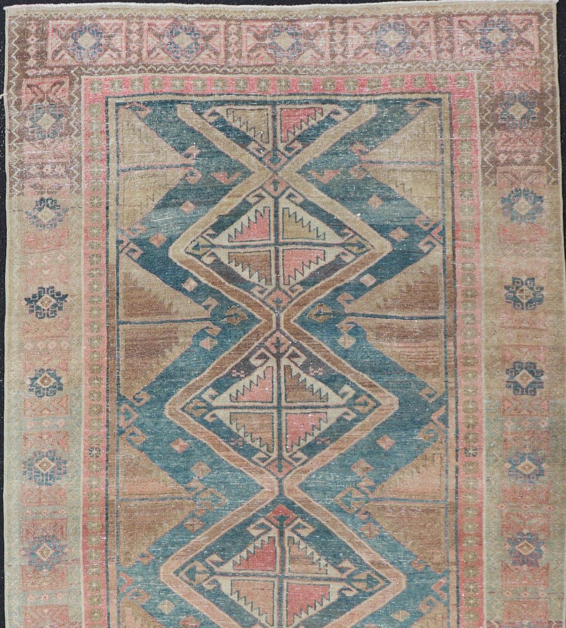 Antiker persischer Galerie-Hamadan-Teppich von Keivan Woven Arts im Zustand „Gut“ im Angebot in Atlanta, GA