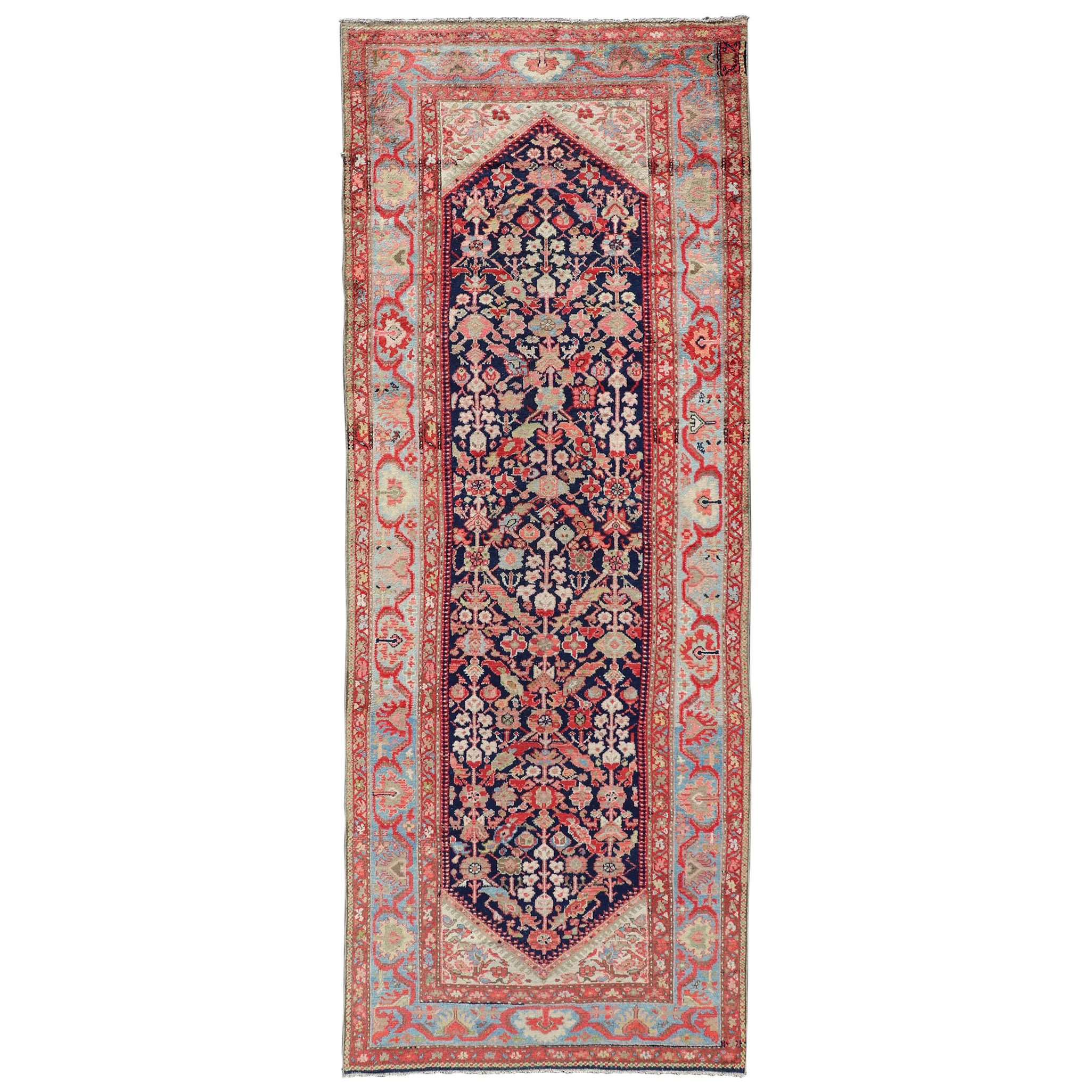 Antiker persischer Hamadan-Läufer aus Persischer Galerie mit blauem Hintergrund und mehrfarbigen Farben