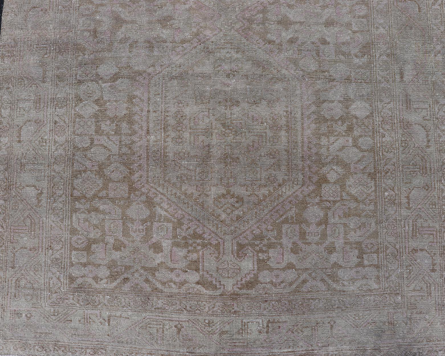 Noué à la main Tapis ancien Persan Gallery Malayer avec médaillons géométriques délavés 4'9 x 13'7 en vente