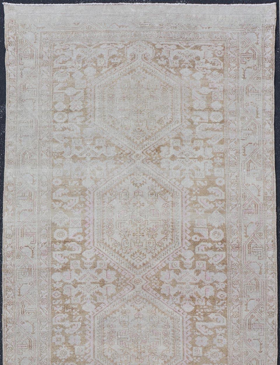 Tapis ancien Persan Gallery Malayer avec médaillons géométriques délavés 4'9 x 13'7 en vente 2