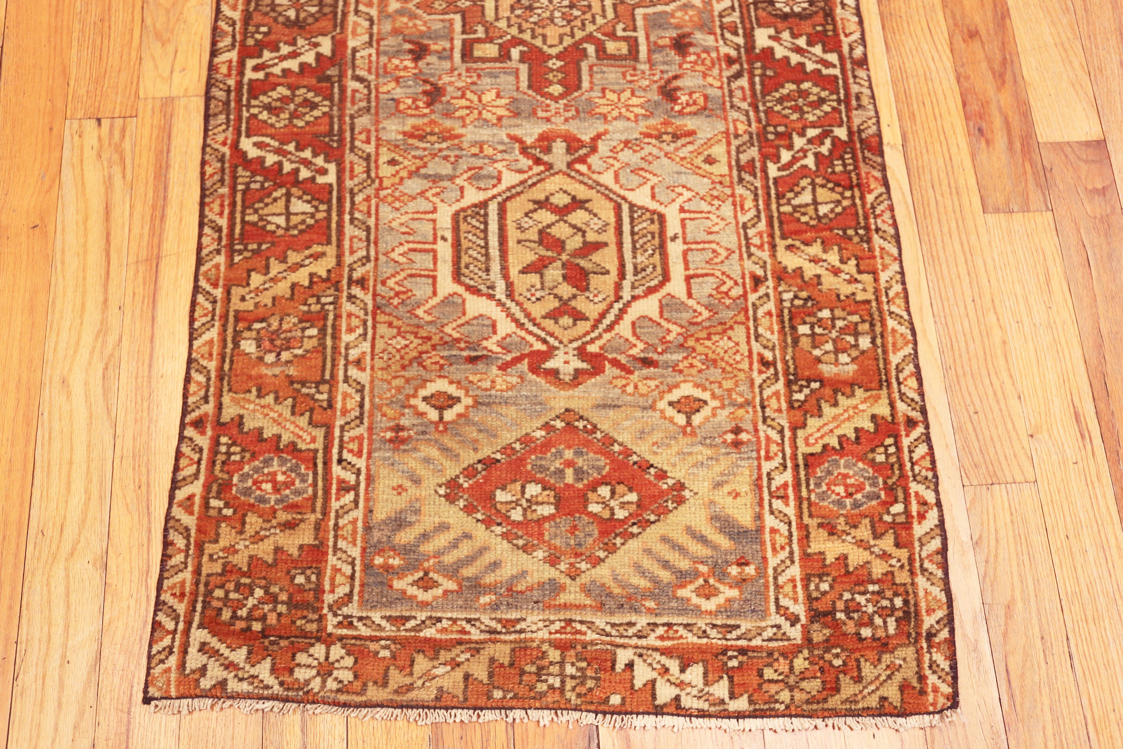 Antiker persischer geometrischer Stammes-Läufer (Wolle) im Angebot