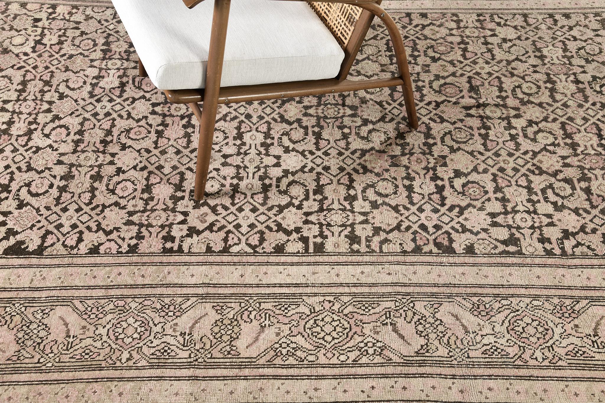 Cet exceptionnel tapis Gharabagh surdimensionné est parfait pour vos sols et vos murs. Il ne s'agit pas seulement d'une question d'esthétique, mais aussi d'une question de chaleur. Il présente un ensemble d'éléments floraux et botaniques aux
