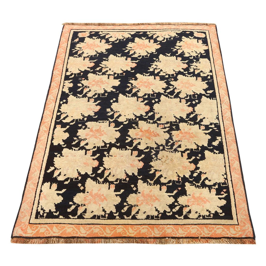 Les tapis de Gharebagh sont des tapis persans originaires de la région de Gharebagh, près de la ville d'Ispahan, dans le centre de l'Iran. Réputés pour leur savoir-faire exceptionnel et leurs motifs complexes, les tapis Gharebagh sont très appréciés