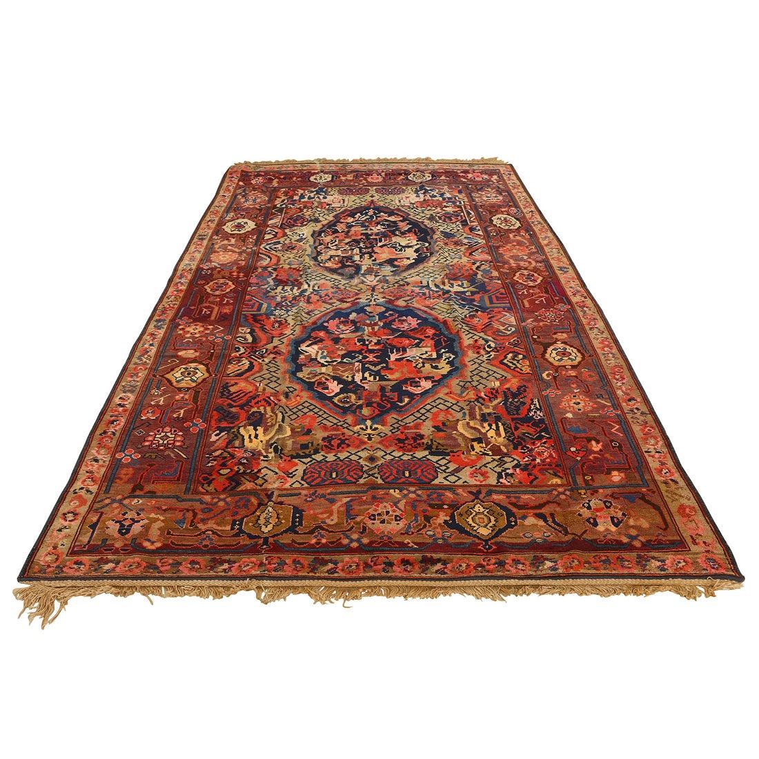 Les tapis de Gharebagh sont des tapis persans originaires de la région de Gharebagh, près de la ville d'Ispahan, dans le centre de l'Iran. Réputés pour leur savoir-faire exceptionnel et leurs motifs complexes, les tapis Gharebagh sont très appréciés