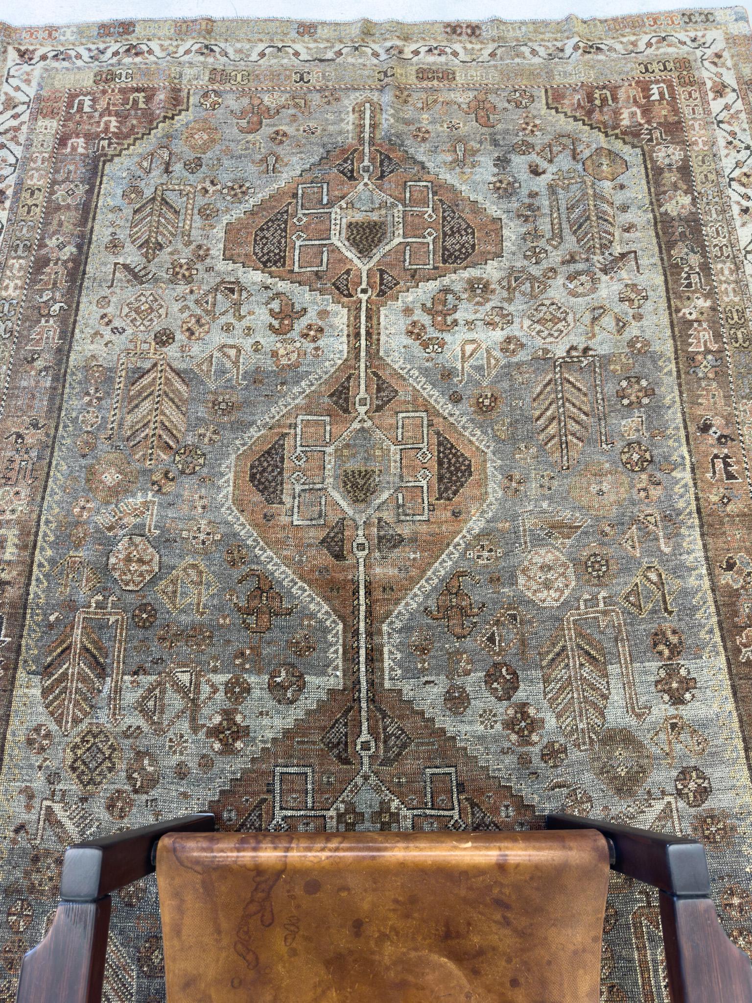 Antiker persischer Ghashgai-Teppich im Zustand „Gut“ im Angebot in WEST HOLLYWOOD, CA