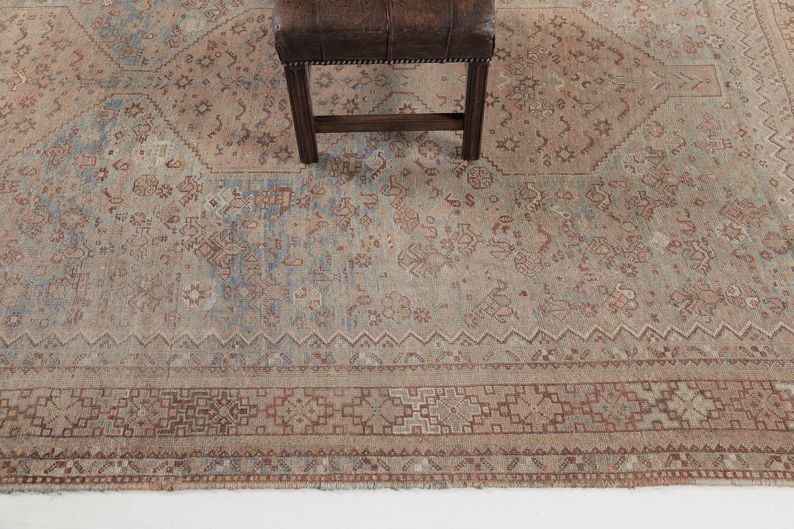 Annodato a mano Antico Ghashgaie persiano di Mehraban Rugs in vendita
