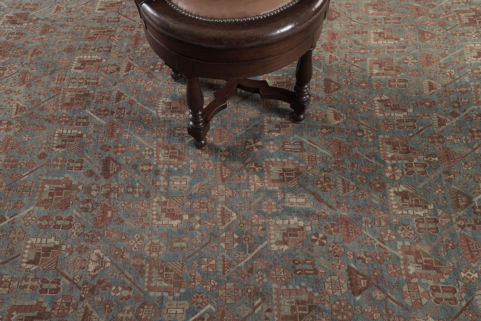 Ein faszinierender antiker persischer Ghashgaie-Teppich, der sich durch zeitlose Raffinesse und nostalgischen Reiz auszeichnet. Dieser bezaubernde Teppich ist von einem symbolischen Element umgeben, das von inneren und äußeren Schutzbändern