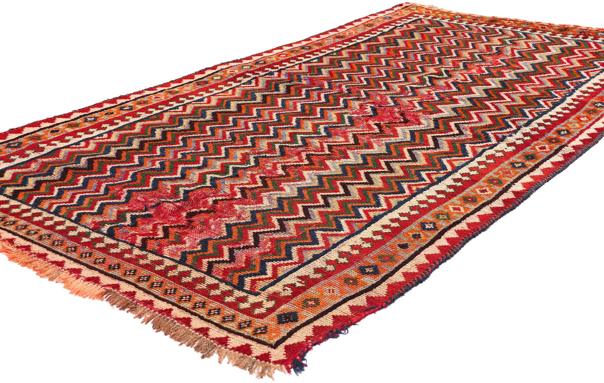 61050 Tapis persan antique Qashqai, 03'11 x 07'06. Les tapis persans Qashqai, fabriqués par la tribu nomade des Qashqai dans le sud-ouest de l'Iran, sont réputés pour leurs couleurs vives, leurs motifs géométriques et floraux complexes et leur laine