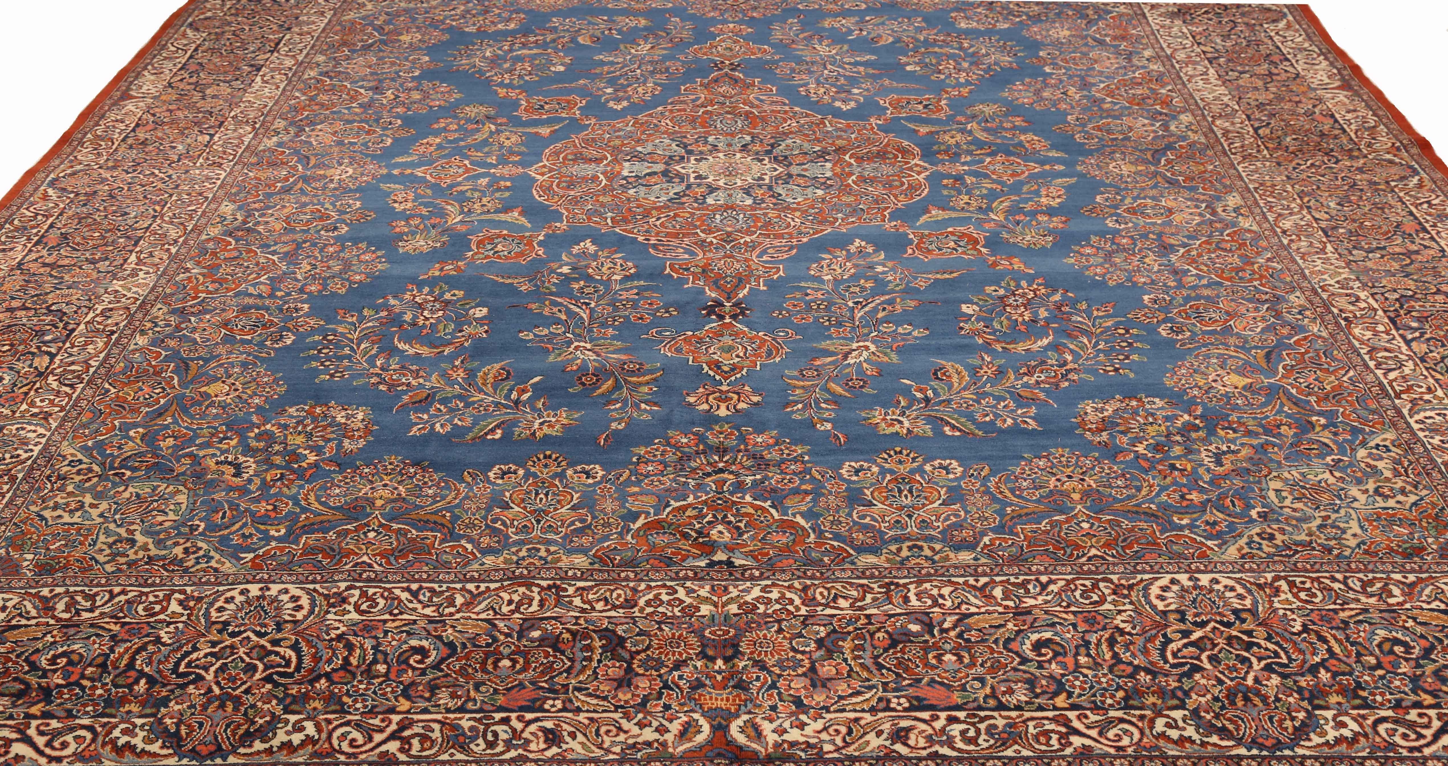 Antique Persian Ghazvin Rug with Flower Medallion over a Blue Field, circa 1920s In Excellent Condition For Sale In Dallas, TX