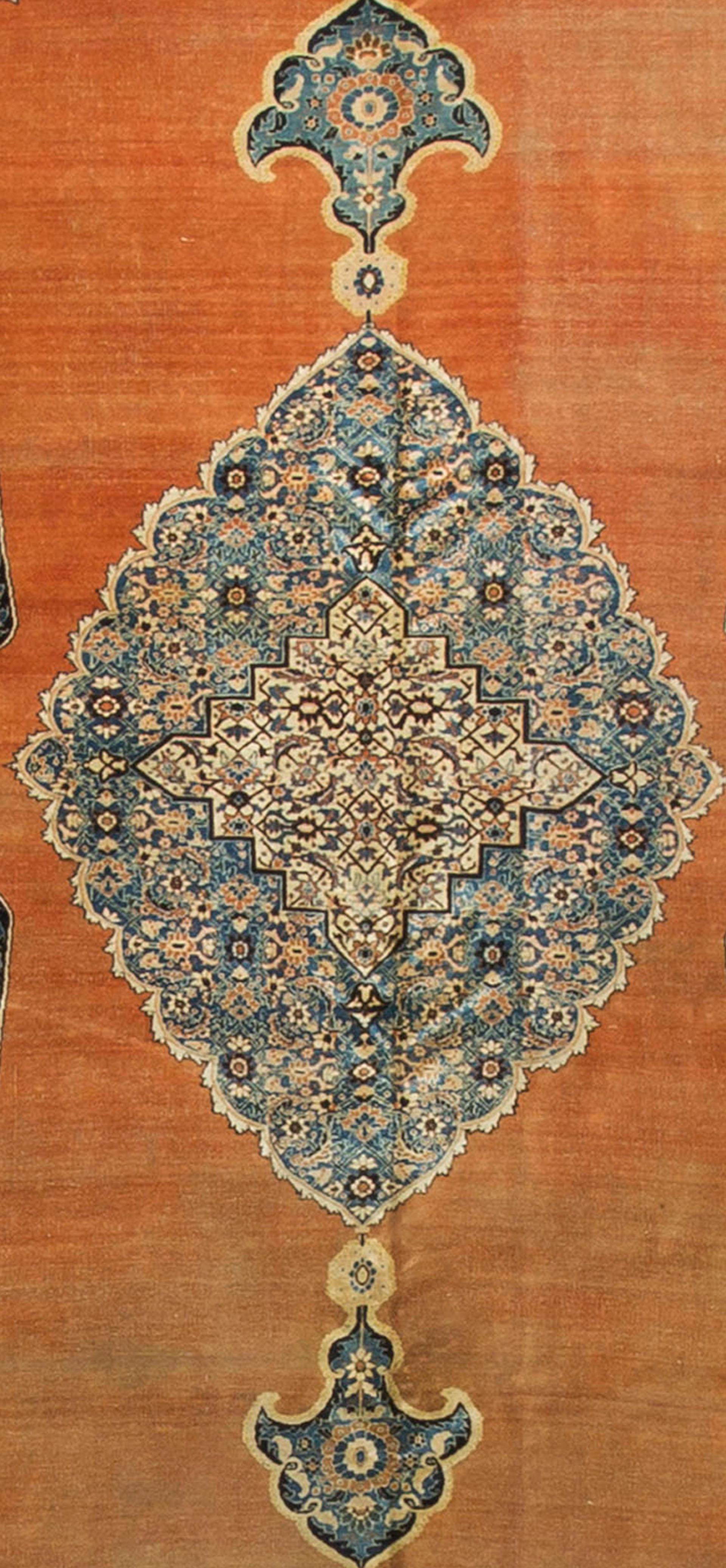 Antiker persischer Haji-Jalili-Teppich aus Täbris, um 1890. Die Teppiche im Hadji Jalili-Stil aus Täbris sind alle antik und wurden zwischen 1880 und 1910 gewebt. Der Flor ist samtig, aber fest und widerstandsfähig, die Farbpalette ist leicht weich,
