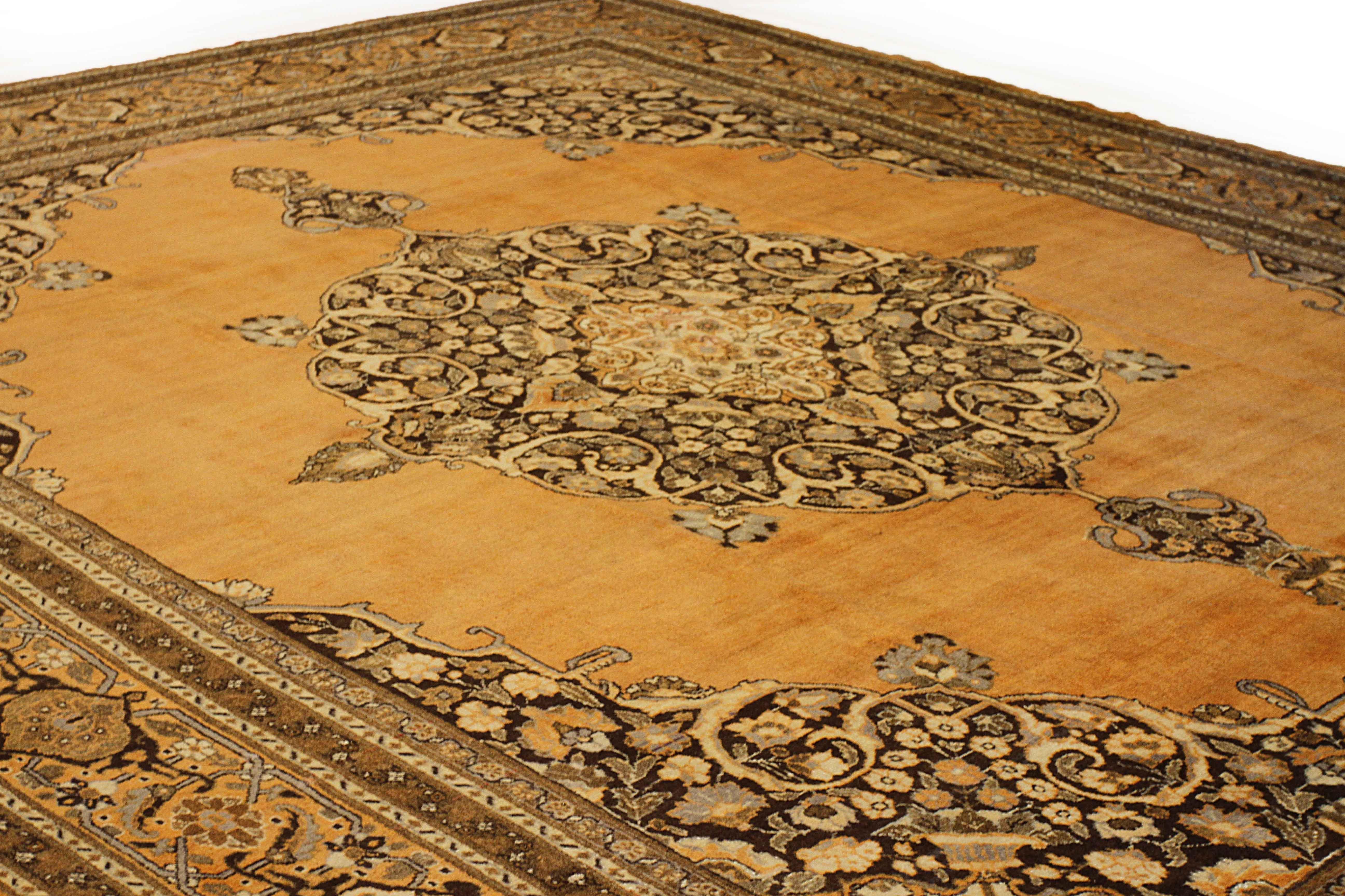 Antique Persian Hajjalili Rug with Central Medallion and Floral Art, circa 1910s In Excellent Condition For Sale In Dallas, TX