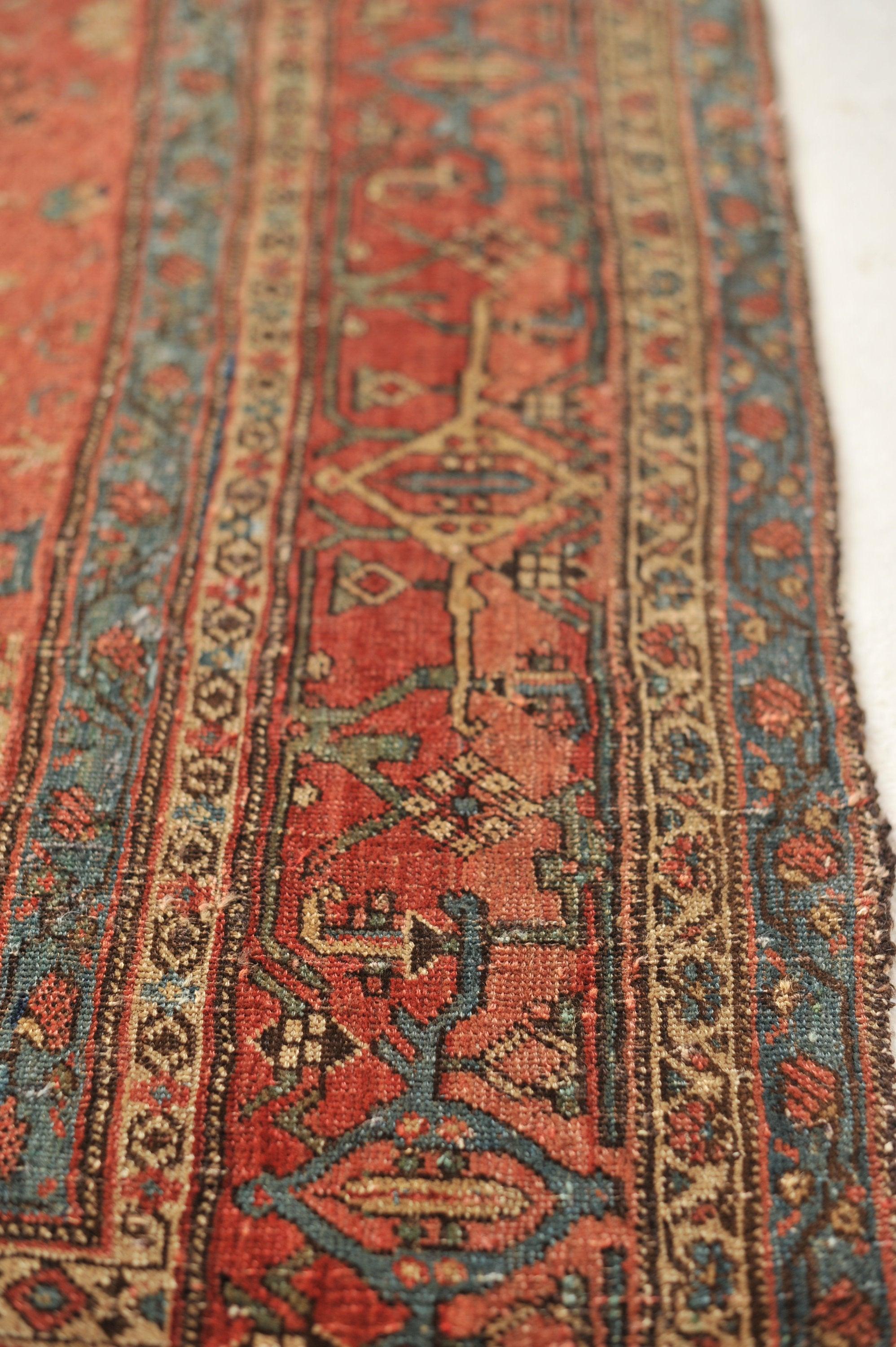 Seltener High-End-Antik-Teppich  Datiert auf ca. 1895, rosa-beigefarbenes Meisterwerk der Nomaden

Über diesen Teppich: Diese Stücke sind so schwer zu bekommen. Sie werden immer in wohlhabenden Familien aufbewahrt und von Generation zu Generation