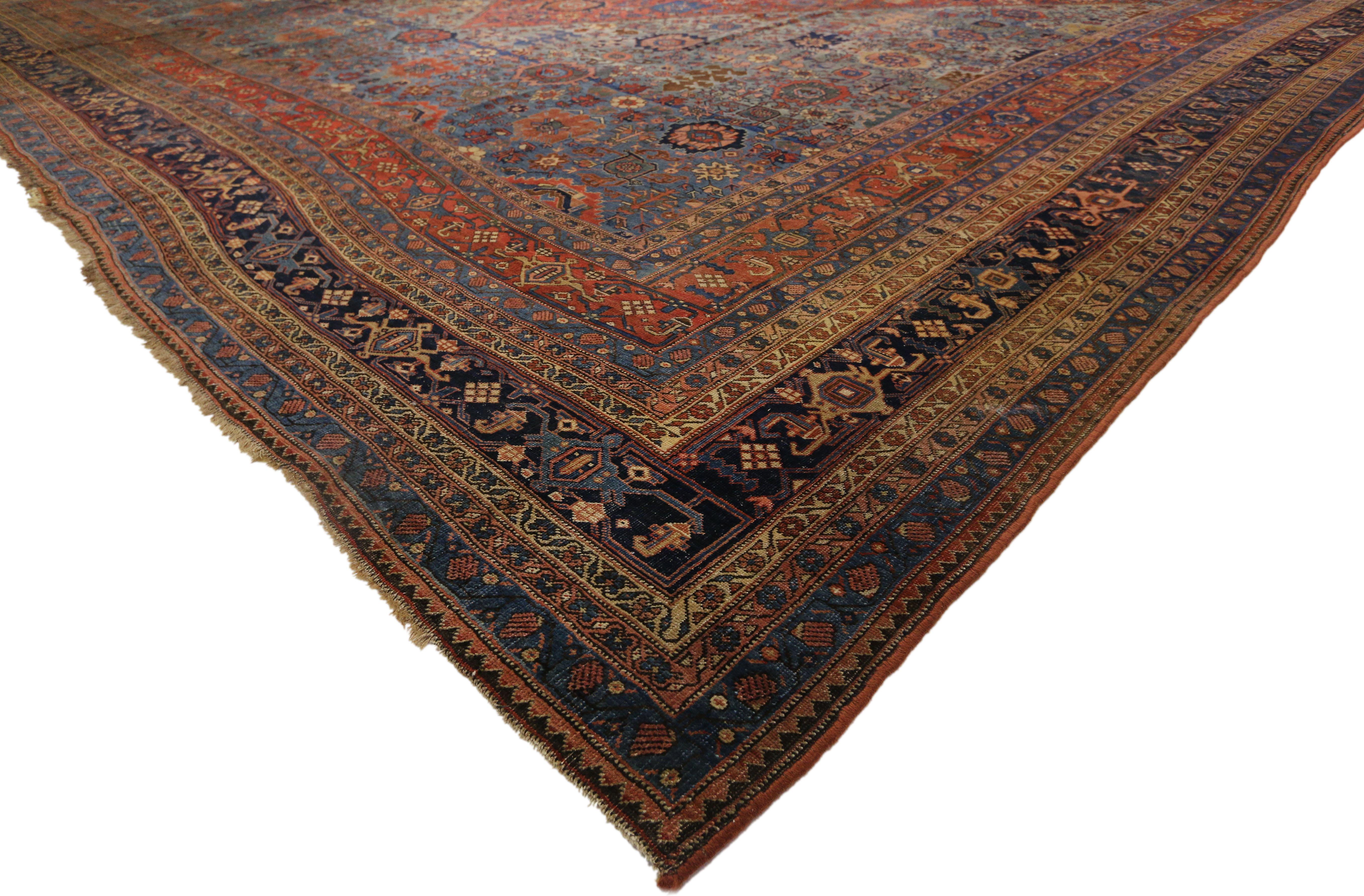 77327 Antiker persischer Halwai (Halvei) Bijar Palace Teppich im amerikanischen Kolonialstil. Mit einem durchgehenden geradlinigen Muster und einer lebhaften Farbpalette hebt dieser handgeknüpfte antike persische Halvai Bidjar Palastteppich aus