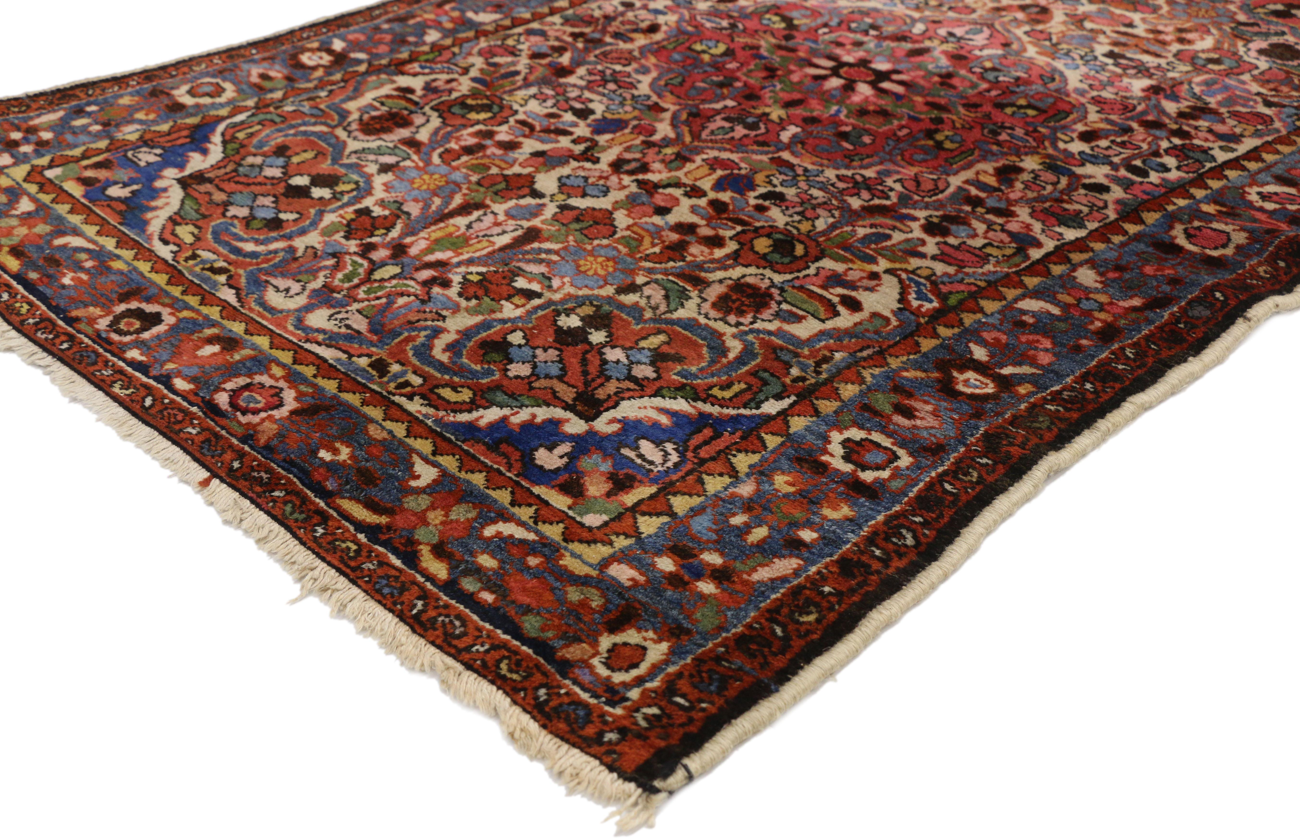 70975, antiker persischer Hamadan Akzentteppich im traditionellen Stil. Dieser handgeknüpfte Teppich aus antiker persischer Hamadan-Wolle zeichnet sich durch ein Medaillon und ein dichtes florales Muster in leuchtenden Farben aus. Das Feld ist mit