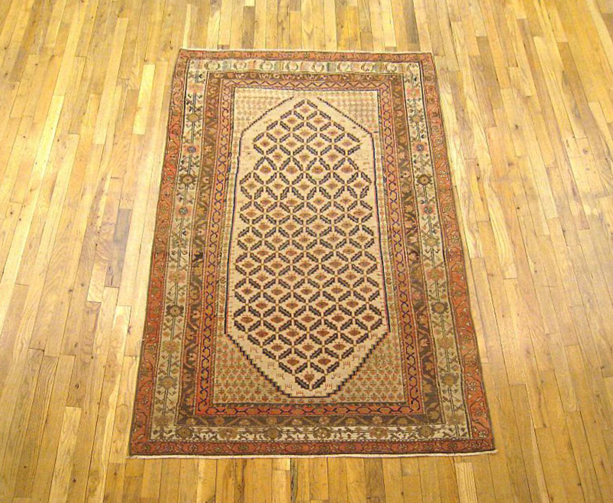 Ein antiker persischer Hamadan Kamelhaar Orientteppich, Größe 6'3 x 4'0, um 1920. Dieser hübsche, handgeknüpfte Wollteppich hat eine für diese Art von Teppich einzigartige Größe und Form, mit einem sich wiederholenden Rautenmuster im zentralen Feld,
