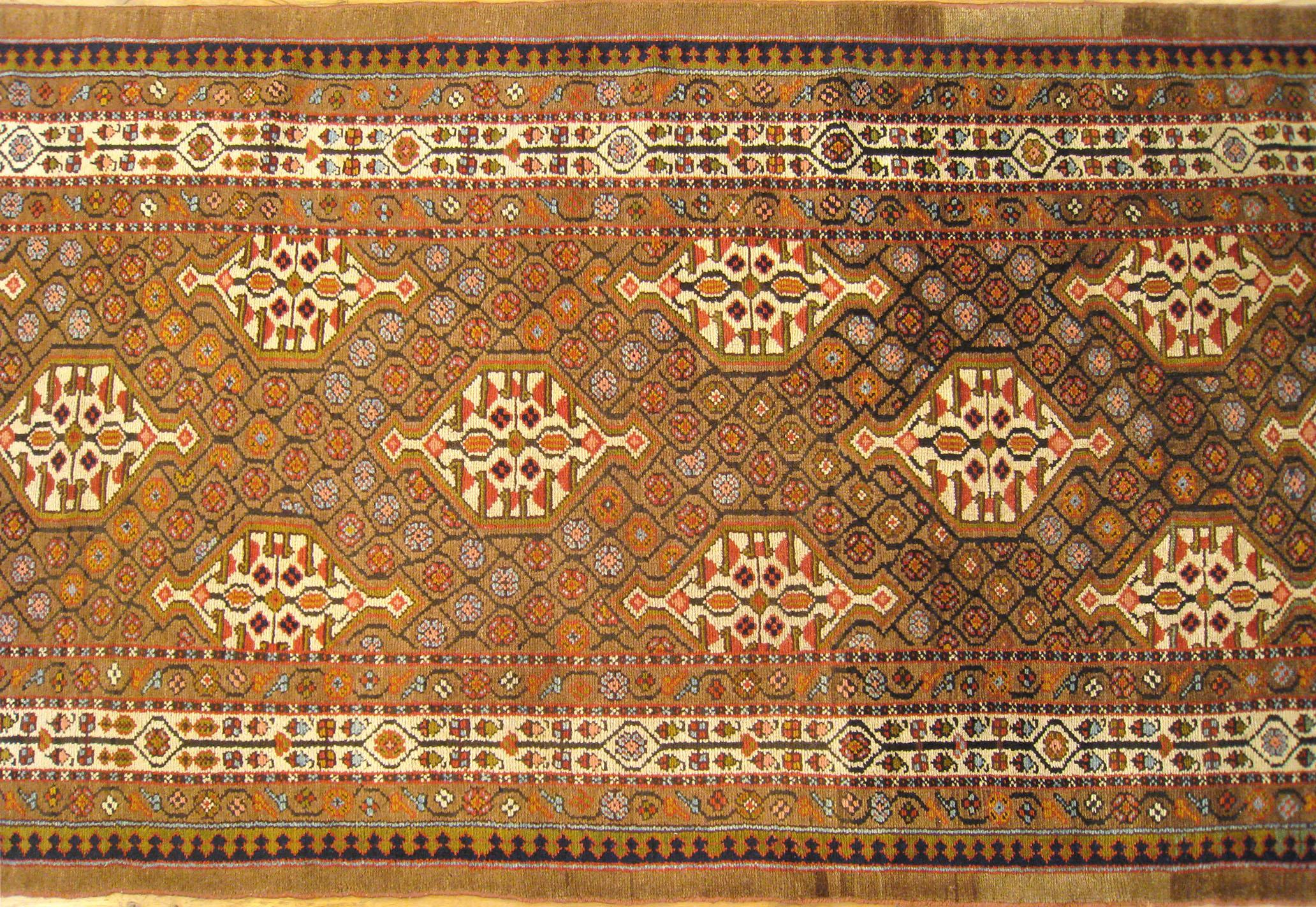 Antiker persischer Hamadan Kamelhaar- Orientalischer Teppich in Läufergröße mit Repeat-Design, antik (Handgeknüpft) im Angebot